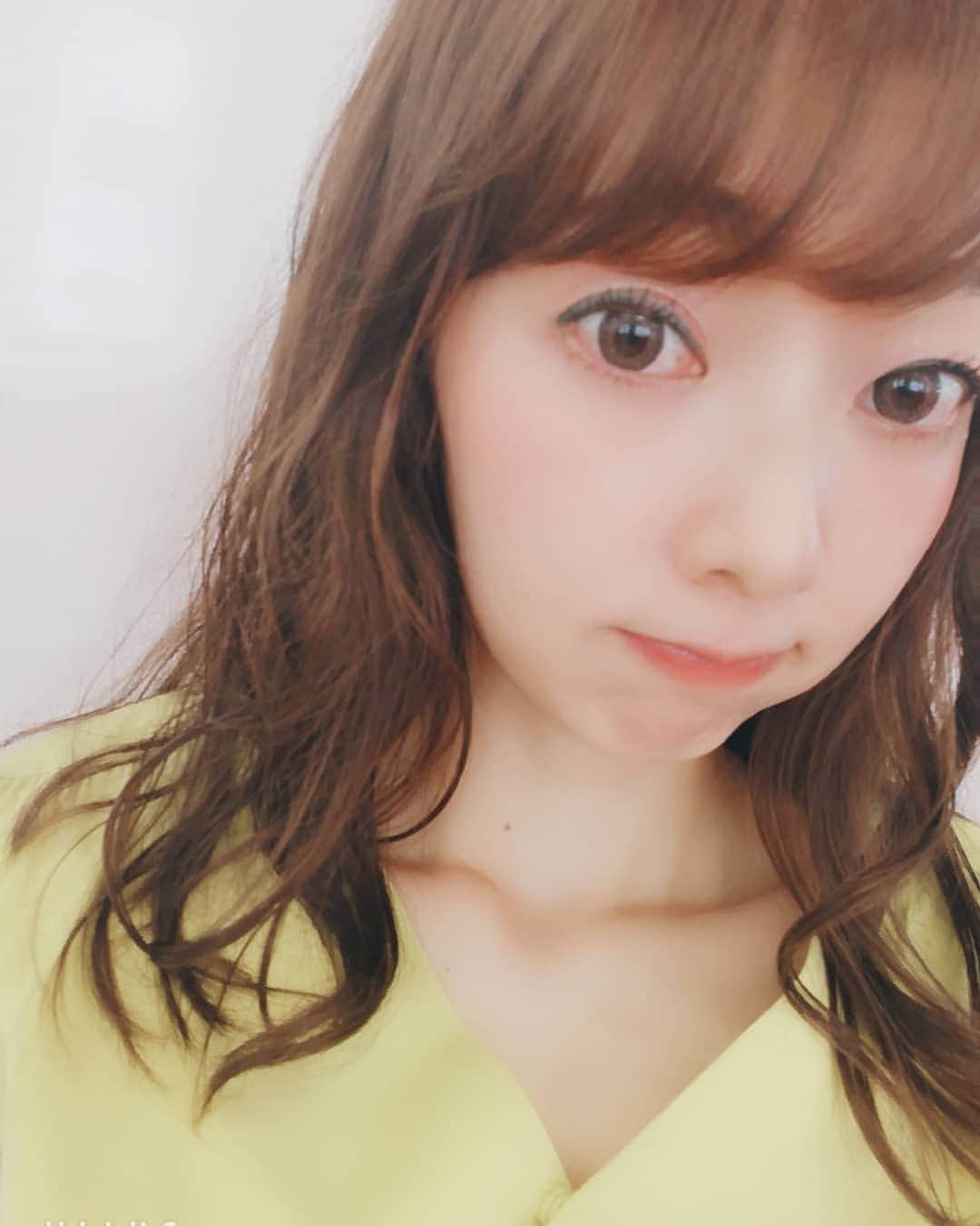 杉山由紀子のインスタグラム：「緑のラインが新鮮♥ * 今回はartistry studioバンコクエディションの " カジャールアイライナー " エメラルドガーデンをつかって😌✨ * ポイントは細くひくこと✨ 目尻にだけ濃くひくこと✨ * * ベースのアイシャドウの色をブラウンにすれば意外と使いやすい💓 * 洋服も目元似合わせてイエロー系にするとトータルで可愛い✨ * なにごともバランスだね🎵 * * * #artistry #artistrystudio #passionista #パッショニスタ #クリームアイシャドウ #きらきら #かわいい #おすすめ #お気に入り #make #beauty new #asudiop2 #カラー #カラーアイライナー #アイライナー #グリーン #差し色メイク」