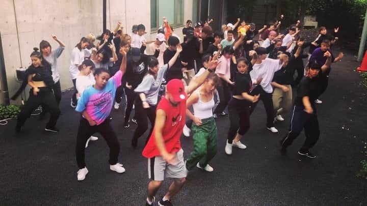SONNYのインスタグラム：「前期最後の授業🏫 恒例の校舎裏庭 DANCE CHALLENGE👊 🎧 @missymisdemeanorelliott . 📍 @vaweikohhighschool  assistant: @__amiraito__  #throwitback #throwitbackchallenge  #vaw栄光ハイスクール」
