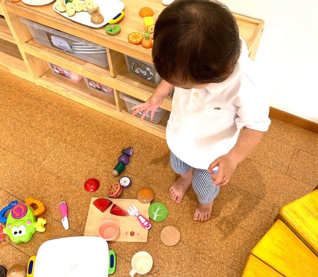 花田浩菜さんのインスタグラム写真 - (花田浩菜Instagram)「もうすぐで#2歳 になる我が家の息子。 最近おままごとやぬいぐるみも女の子が遊ぶように遊べるようになってきて、 お鍋でぐつぐつしたり、ナイフで野菜のおもちゃをサクサク切ったり、お茶を持ってきてどうぞペコリーしてきたり。 人間らしさがどんどん出てきてキュンとする🤣❤️ 大変なことも増えたけれど、愛おしさも格段に増えている。ほんと子供って不思議で偉大な存在ですね。 . . 今回#多摩の魅力発信プロジェクト の取材で訪れた#町田まあち という#子どもセンター は、 登録が市外の方でも可能✨ かつ✨無料✨で遊べる0歳〜18歳の子供たちが遊べる施設。 乳幼児向けのお部屋から、小さな滑り台からお人形付きのストローラーがある我が家くらいの子にぴったりなコーナーだけでなく、 二階には無料でボールやバドミントンなどの遊具、おもちゃも貸し出してくれるアリーナやプラレールのあるコーナーも！ . . 息子は入ってすぐにある秋の味覚をお皿に乗せよう！のコーナーで『ぺったん♪ぺったん♪』と言いながら食べ物を貼り付けてたり、 ミニ滑り台ではしゃいでたり、お人形の乗ったおままごと用ストローラーで爆速でお散歩してたり←w（やはりここは男の子w） 大興奮でたくさん遊んでいたな😊 . . こんなに広くて充実している市営の無料施設、はじめて見た！まだまだ暑かったりお天気も優れなかったりするので、近場の方が羨ましい😭毎週行きたくなっちゃうな。 詳しくはブログへ📖😊→https://ameblo.jp/icecrea-m/entry-12524195442.html . . @tamahatsu_official #たま発  #tamahatsu  #PR  #多摩の魅力発信プロジェクト #町田 #遊び場東京 #子連れでお出かけ #室内遊び場 #赤ちゃんのいる生活 #1歳11ヶ月 #成長記録 #育児日記 #2人目妊娠中 #マタニティライフ #妊娠7ヶ月 #家族でお出かけ #ig_oyabakabu #l4l #happy #happydays」9月11日 20時37分 - hanadahirona