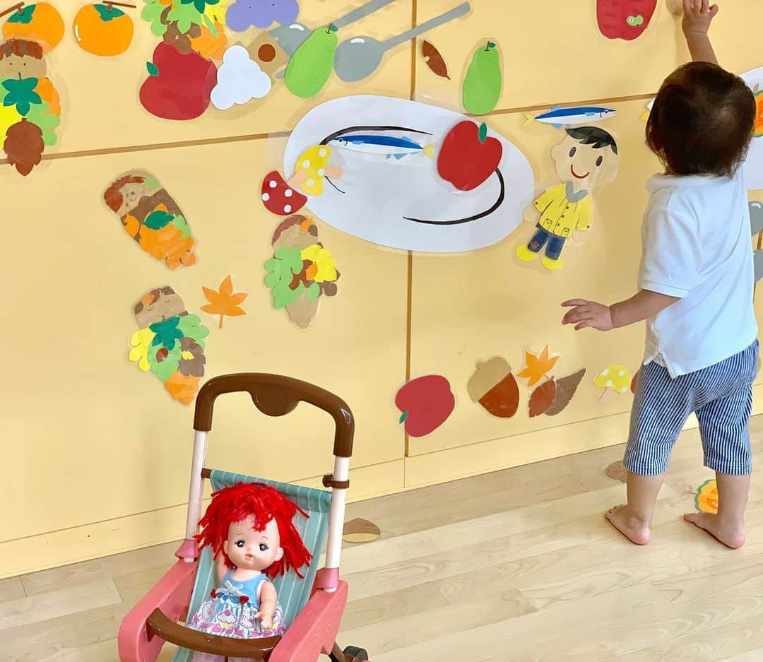 花田浩菜のインスタグラム：「もうすぐで#2歳 になる我が家の息子。 最近おままごとやぬいぐるみも女の子が遊ぶように遊べるようになってきて、 お鍋でぐつぐつしたり、ナイフで野菜のおもちゃをサクサク切ったり、お茶を持ってきてどうぞペコリーしてきたり。 人間らしさがどんどん出てきてキュンとする🤣❤️ 大変なことも増えたけれど、愛おしさも格段に増えている。ほんと子供って不思議で偉大な存在ですね。 . . 今回#多摩の魅力発信プロジェクト の取材で訪れた#町田まあち という#子どもセンター は、 登録が市外の方でも可能✨ かつ✨無料✨で遊べる0歳〜18歳の子供たちが遊べる施設。 乳幼児向けのお部屋から、小さな滑り台からお人形付きのストローラーがある我が家くらいの子にぴったりなコーナーだけでなく、 二階には無料でボールやバドミントンなどの遊具、おもちゃも貸し出してくれるアリーナやプラレールのあるコーナーも！ . . 息子は入ってすぐにある秋の味覚をお皿に乗せよう！のコーナーで『ぺったん♪ぺったん♪』と言いながら食べ物を貼り付けてたり、 ミニ滑り台ではしゃいでたり、お人形の乗ったおままごと用ストローラーで爆速でお散歩してたり←w（やはりここは男の子w） 大興奮でたくさん遊んでいたな😊 . . こんなに広くて充実している市営の無料施設、はじめて見た！まだまだ暑かったりお天気も優れなかったりするので、近場の方が羨ましい😭毎週行きたくなっちゃうな。 詳しくはブログへ📖😊→https://ameblo.jp/icecrea-m/entry-12524195442.html . . @tamahatsu_official #たま発  #tamahatsu  #PR  #多摩の魅力発信プロジェクト #町田 #遊び場東京 #子連れでお出かけ #室内遊び場 #赤ちゃんのいる生活 #1歳11ヶ月 #成長記録 #育児日記 #2人目妊娠中 #マタニティライフ #妊娠7ヶ月 #家族でお出かけ #ig_oyabakabu #l4l #happy #happydays」
