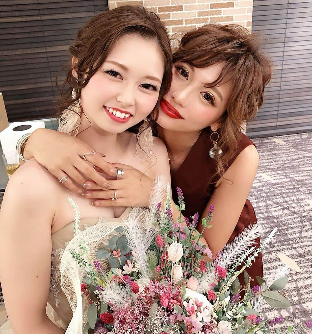 伊藤実祐さんのインスタグラム写真 - (伊藤実祐Instagram)「. . ✎ 記録 ... ♥︎ . . 大切な大切な親友の結婚式。 . . 感じたこと、思ったこと、 上手く言葉に出来んへんけど . 愛と幸せに包まれたこの日の事は、 みゆの人生においても 忘れる事のない日になったのは確か。 . . けんじ ♡ あいか 本当に、本当、おめでとう。 . . . 親友のブーケキャッチ出来たのは ほんま嬉しかった心臓ぎゅん震えたし、 . スピーチは、笑いかましてしまって... な❤︎w . . . #結婚 #結婚式 #披露宴 #花嫁 #プレ花嫁 #花嫁ヘア #ブライダル #ブライダルネイル #ウェディングドレス #ウェディングフォト #カラードレス #お色直し #ヘアアレンジ #ヘアセット #二次会ドレス #お呼ばれコーデ #お呼ばれヘア #お呼ばれドレス #オセロコンビ #相方歴20年 😎💓🤩 #伊藤実祐 #いとうみゆ #みゆちゃい . . この日着てたセットアップとヘアアレンジの詳細は 次の投稿でUPします！少々お待ちを🙏🏻💋 .」9月11日 20時55分 - miyu.61