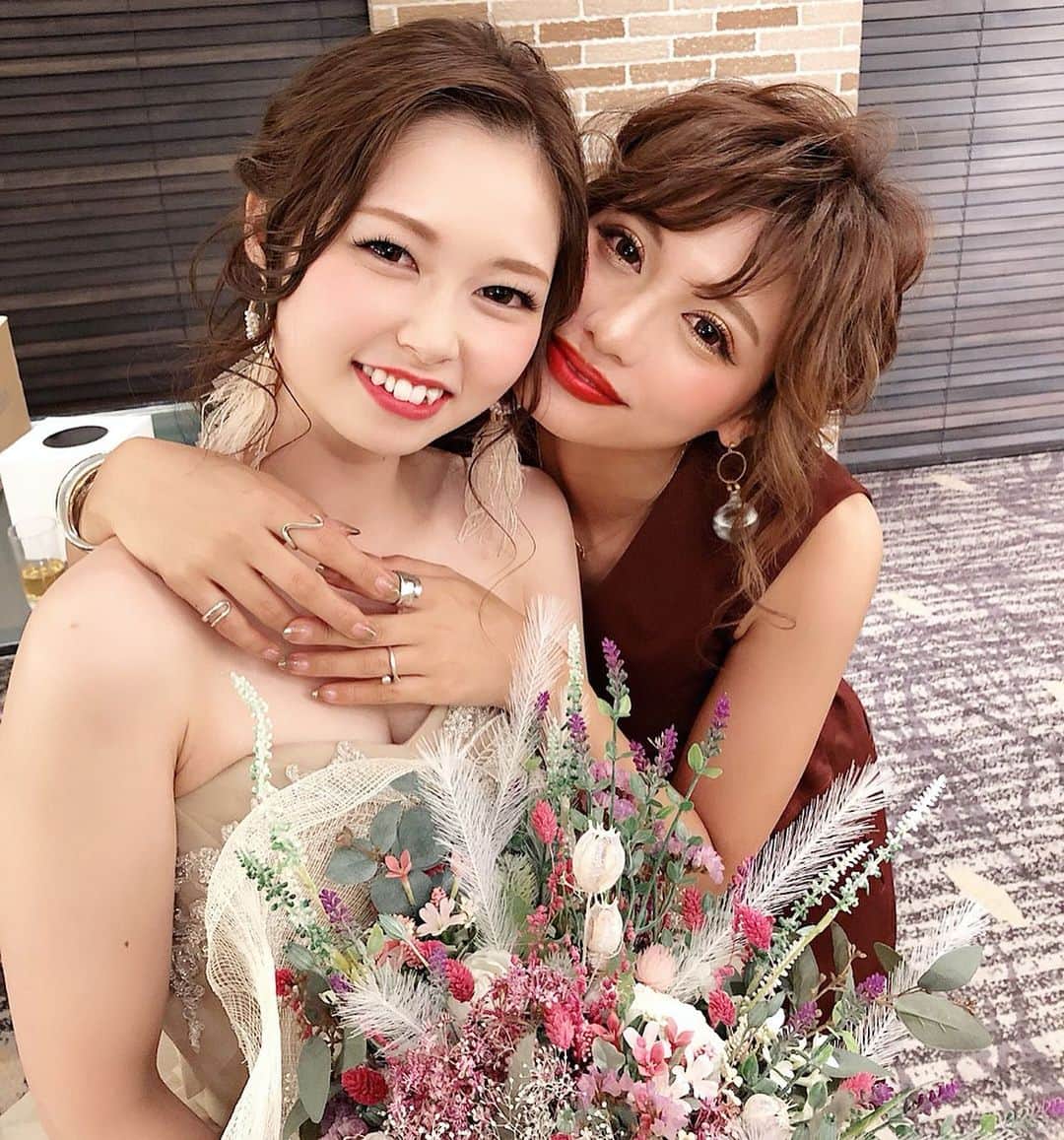 のインスタグラム：「. . ✎ 記録 ... ♥︎ . . 大切な大切な親友の結婚式。 . . 感じたこと、思ったこと、 上手く言葉に出来んへんけど . 愛と幸せに包まれたこの日の事は、 みゆの人生においても 忘れる事のない日になったのは確か。 . . けんじ ♡ あいか 本当に、本当、おめでとう。 . . . 親友のブーケキャッチ出来たのは ほんま嬉しかった心臓ぎゅん震えたし、 . スピーチは、笑いかましてしまって... な❤︎w . . . #結婚 #結婚式 #披露宴 #花嫁 #プレ花嫁 #花嫁ヘア #ブライダル #ブライダルネイル #ウェディングドレス #ウェディングフォト #カラードレス #お色直し #ヘアアレンジ #ヘアセット #二次会ドレス #お呼ばれコーデ #お呼ばれヘア #お呼ばれドレス #オセロコンビ #相方歴20年 😎💓🤩 #伊藤実祐 #いとうみゆ #みゆちゃい . . この日着てたセットアップとヘアアレンジの詳細は 次の投稿でUPします！少々お待ちを🙏🏻💋 .」