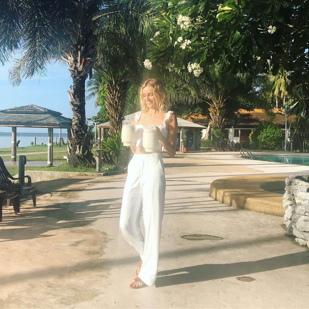 ヴァレンティナ・ゼリャヴァのインスタグラム：「Summer memories from Thailand 🦋 carrying 2 gallons of freshly made almond milk by @dobrawcafe 😋」