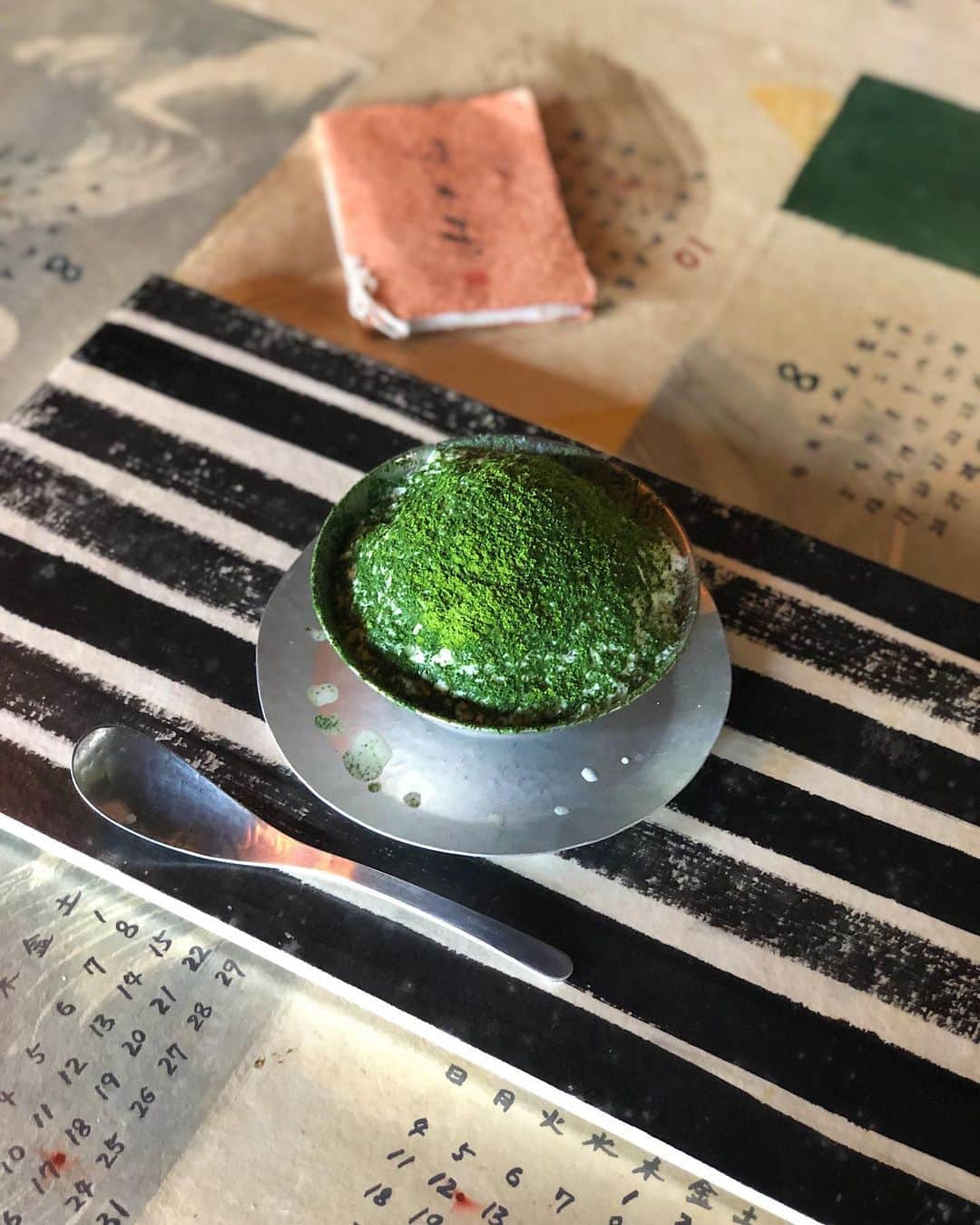 のインスタグラム：「☺︎ ・ @kaisuishu_yuka の抹茶カキ氷💚 インスタ見て美味しそうで 初めて行ってきた！🤭 ・ 本当は抹茶の #愛すかき氷ステーキ が食べたかったんだけど 気温が25度以下じゃないと 出せないらしく今日はなかった🥺 ・ 氷が濃厚ミルクで美味しかった~❤︎ ふわふわすぎてもはやデザート😂 ・ 次はかき氷ステーキリベンジしたいな☁️ ・ #熊本 #懐水集 #抹茶 #かき氷 #古民家カフェ」