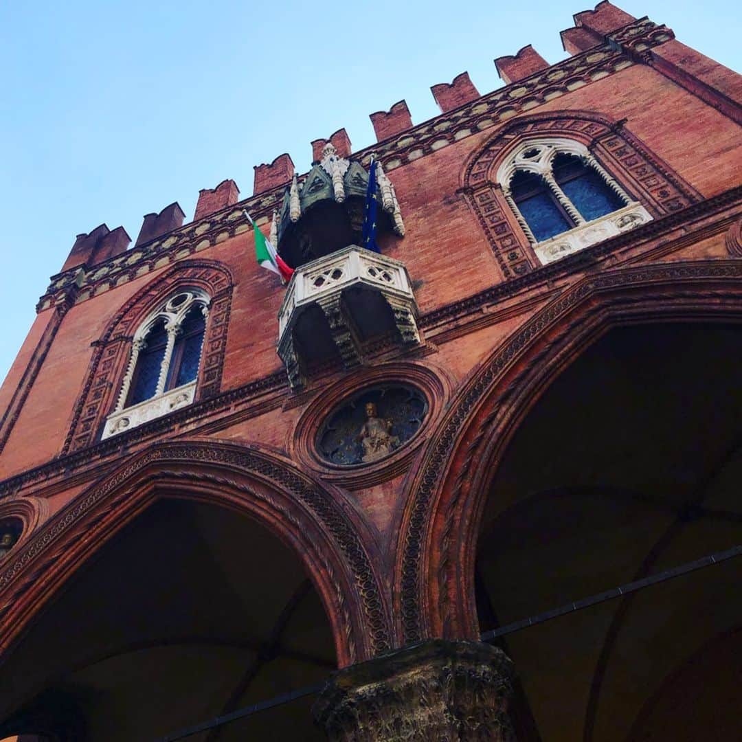 風輝駿さんのインスタグラム写真 - (風輝駿Instagram)「#ボローニャ は暖色系のレンガがとても素敵で綺麗、というより可愛かったです！ 街は活気溢れてて、少し入った小路がとてもお洒落でした✨ . サンペトロニーオ聖堂という教会が本当に綺麗で、奥行きのある感じがなんとも… 写真撮影禁止だったので載せられないのが残念です😥 椅子に座ってずっと眺めてました . 2日目に行った#sana という#organic の展示会 実は最終地点こそ大事な場所でした🙌🏻 沢山の国の方々と出会い、拙い英語だけどお話ししてお食事とかも出来て、凄く貴重な経験が出来ました！！ 英語は勿論、もっと色々と勉強しようと思います。。。 . . . . . 実は1日目の夜からパピーと合流しておりまして 美浜先生同様、親子仲が良いです☺ 1枚目の写真は2日目の時にパピーが撮ってくれたやつ笑 どうやらこの#マジョーレ広場 のポセイドンが有名っぽい🤔？ @mitoku_official の方々には沢山お世話になりました🙇🏻‍♀️」9月11日 20時56分 - shun.721.miki.125