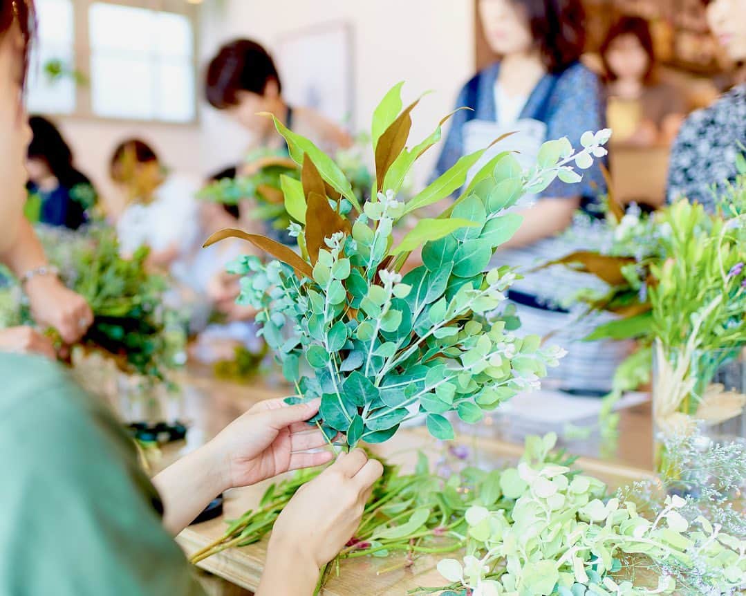 BOTANIST Tokyo（ボタニスト トウキョウ）さんのインスタグラム写真 - (BOTANIST Tokyo（ボタニスト トウキョウ）Instagram)「#スワッグ作りのワークショップを開催しました💐 ⠀⠀⠀ 街のお花屋さんでは、なかなか出回らない #グレビレア や #エリンジウム など個性的なグリーン9種類を使用し、フレッシュグリーンのスワッグ作りを体験していただきました✨ ⠀⠀ 当日の詳しい様子は、NEWSページで公開していますので、今日のストーリーズURLからご覧ください🌿 ⠀⠀ 今回予想を上回るご応募をいただき、ありがとうございました！ これからも、植物と共にある暮らしがより身近になるようなワークショップを開催予定です。 募集の際は、公式WebサイトやSNSより告知致します。 お楽しみに🌱 ⠀⠀ #BOTANIST #ボタニスト #botanisttokyo #ボタニストトウキョウ #botanistcafe ⠀⠀ 協力：(株)BOTANIC #exflowershoplaboratory #霽れと褻 #lifftflower ーーーーーーーーー 🗼@botanist_tokyo 🌍@botanist_global 🇨🇳@botanist_chinese 🇰🇷@botanist_korea」9月11日 20時56分 - botanist_tokyo