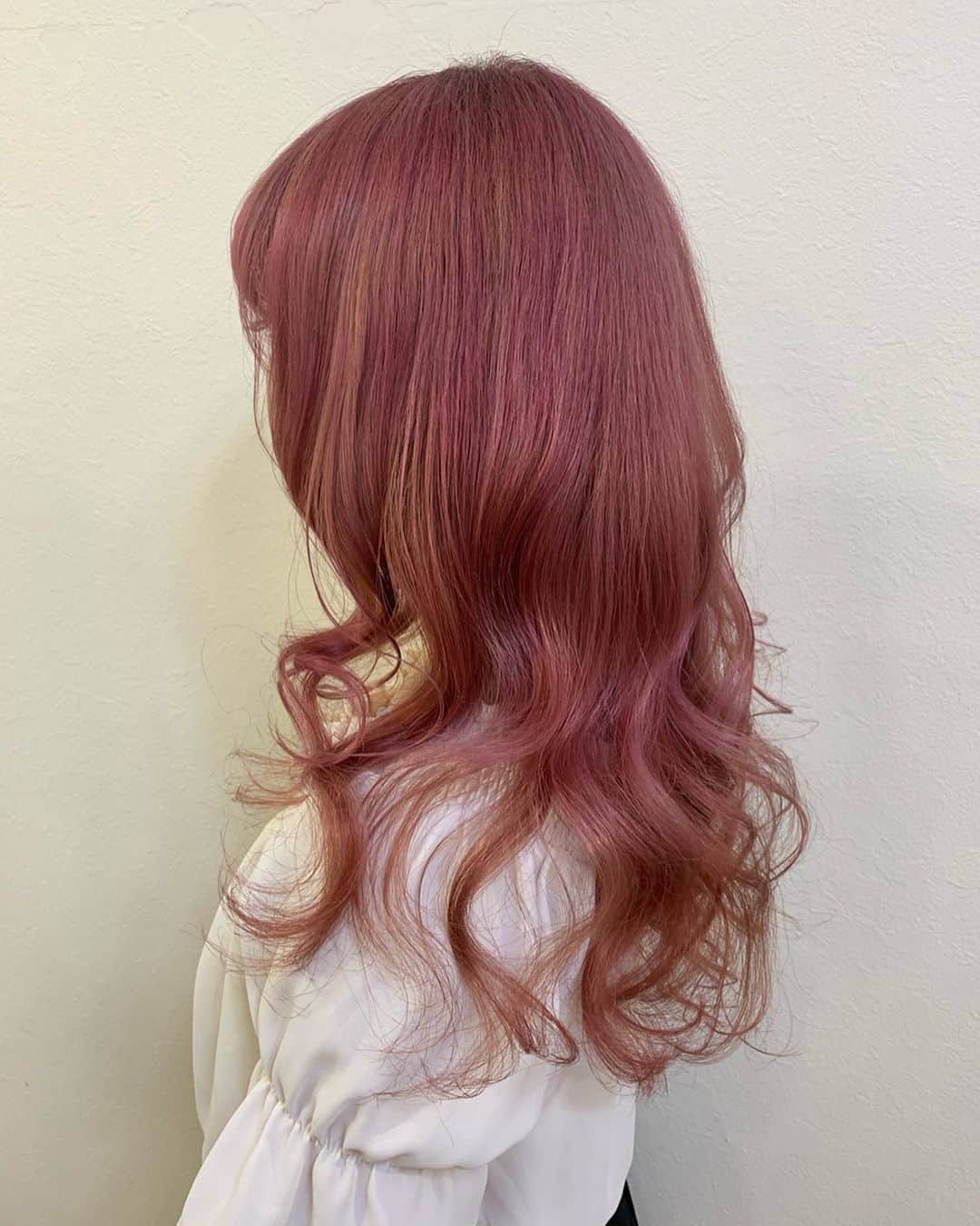 salon PRATiNO(サロンプラチノ)のインスタグラム：「. 💗淡いピンクカラー💗. . とっても可愛い優しいピンクカラーです💗 原色で作るピンクも、もちろん可愛いですが、 パキッとしすぎない淡い色のピンクもおススメ❣️ 柔らかい可愛らしさを出したい ピンクなら断然こっちの色がオススメ💗  編み込みアレンジとかすると さらに女の子らしくて可愛くなれちゃいます💗 . . 【CLAVIS PRATINO】 ◇火曜日～土曜日 11:00～20:00 ◇日曜日 11:00～18:00 ※時間外はお問い合わせください。 愛知県名古屋市中区錦3-4-19石垣ビル７Ｆ ☎︎052-962-7017 . #hairstyle #hair #cornrow #braids #clavispratino #spiralperm #pratino #hairsalon #nagoya #haircolor #love #派手髪 #外国人風カラー #バレイヤージュ #グラデーション #コーンロウ #ブレイズ #スパイラルパーマ #特殊ヘア #ブラックヘア #美容室 #ヘアサロン #ヘアスタイル #ヘアカラー #クラビスプラチノ #名古屋 #栄 #錦」