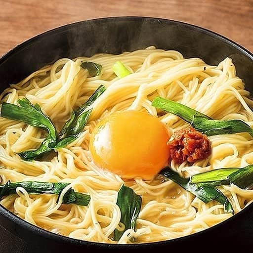 九州熱中屋さんのインスタグラム写真 - (九州熱中屋Instagram)「焼きラーメン❗️❗️ . 今週末は十五夜、お月見の時期が近づいてまいりました🌕 満月の浮かぶお月見日和に 福岡ご当地グルメ、焼きラーメンはいかがでしょう❓ . この焼きラーメンは少し特別🍳 茹でた麺と具材を鉄板で炒めて味付けし🔥 仕上げにアツアツの豚骨スープをお客様の目の前で 鉄板にかける豪快なラーメンです✨ . 鉄板から漂う豚骨の香りが🐷 お客様に元気をチャージしてくれます😃 満月を楽しむ英気を養ってください♪♪♪ . 750円(税別) . 九州の活気溢れる繁盛店を再現しております！ ご来店お待ちしております♪ . 美味しそう！と思った方は、ぜひアカウントフォローもお願いします🙏💕 . . #熱中屋 #九州熱中屋 #居酒屋 #ビール #焼きラーメン #九州居酒屋  #飲み #ちょい飲み #ハッピーアワー #ビール好きな人と繋がりたい #送迎会 #歓迎会 #飲み会🍺#居酒屋好き #居酒屋めし #酎ハイ #はしご酒 #呑み #ビール好き  #お酒のつまみ #飲酒タグラム #新宿居酒屋 #居酒屋メニュー #お酒好き女子 #黄身 #福岡名物 #ご当地ラーメン #お月見 #十五夜 #グルメ好き」9月11日 21時00分 - necchuya