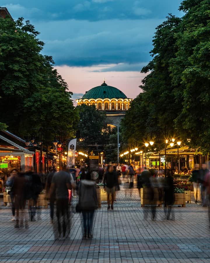 ルフトハンザさんのインスタグラム写真 - (ルフトハンザInstagram)「A pulsating street in the middle of the city – the lively Vitosha Boulevard invites you to take a stroll. #Lufthansa #CityOfTheMonth #Sofia」9月11日 21時01分 - lufthansa