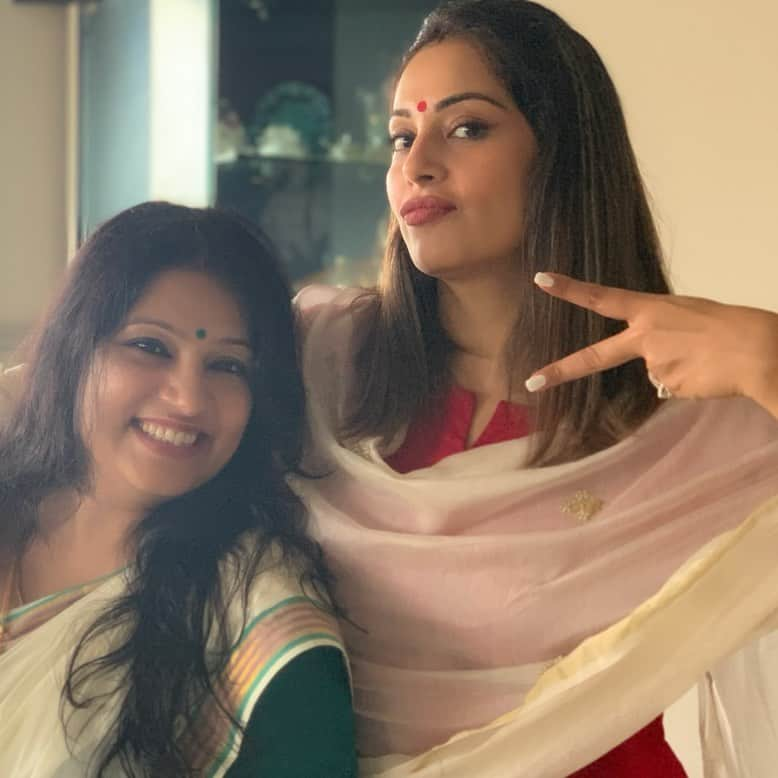 ビパシャ・バスーさんのインスタグラム写真 - (ビパシャ・バスーInstagram)「We 3 Bong sisters made sure we marry different region boys ( Malayali,Sardar and Sindhi) ... so that we get to celebrate more in life 😀 Here’s to my extended Mallu family... Rohit , Aunty , uncle , Nia , @anitej10m , Athira- courtesy @sonibasu 😘❤️ Happy Onam ❤️Thanks for the yummy feast ❤️😘 #famjam」9月11日 21時06分 - bipashabasu