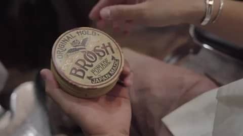 のインスタグラム：「••• BROSHポマードとジェルの合わせ使い🦉🦉 Repost from @mr.brothers_cutclub . ••• "BROSH" POMADE×GEL STYLING TIPS _ BROSHにはさまざまな使い方がございます。 この動画ではポマードを使ってからジェルを使っております。  ポマードでまずベースを作ります。その後にジェルをつけることにより、光沢やウエット感を出すことができます。 また、ポマードの弱点である湿気や熱さをジェルによって強化されます。  粘土もかなり強くなりクシの通りや束感も作りやすくなります。  暑い季節や雨の日などでセットでお悩みの方にとてもオススメのセット方法でございますので、是非一度お試し下さい。  宜しくお願い致します。 ••• DRESSKIN🎩 Men's grooming online store🤵🏻 https://dresskin.com ⇨プロフィールからご覧ください👀 🌏For international customer ⇨https://global.dresskin.com✈️ ••• #brosh #broshpomade #broshgel #dresskin #cosmetics #menshair #mensgrooming #pomade #gentleman #barber #barbershop  #ブロッシュ #ジェル #ドレスキン#メンズコスメ #メンズグルーミング #美容男子 #シェアコスメ #グルーミング #身嗜み #バーバーショップ #バーバースタイル #フェード #ポマード #ヘアワックス」