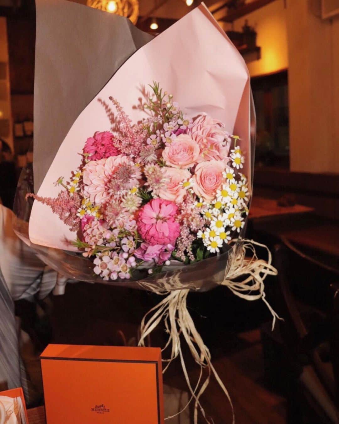 平木愛美さんのインスタグラム写真 - (平木愛美Instagram)「love、、、👼💗 こーちゃんにはいつも本当毎年、しあわせなお誕生日お祝いをしてもらってる（；＿；）ありがとう。涙 . 'まなみんをイメージしてつくってもらったの💐' って素敵すぎるお花と、私食器とか大好きで…憧れな可愛いマグカップ。そして嬉しいお手紙。 ありがとう。幸せだあああ💗 #manaminflowers . 下北沢でこーちゃん気になるメキシコ雑貨のお店に訪れて、可愛過ぎる店内はmexico🇲🇽を思い出しまたまた旅が恋しくなった。笑 彼女はオトナ買い👸🥺また更にかわいくなるお部屋が楽しみ…💞💞 . 最後の写真は、先日、こーちゃんオフィス兼おうちでもんじゃ＆たこ焼き（贅沢なW粉もん💫笑）をしてすごしてたひのshot！ 素顔なふたりで心地よくくつろいだひ。←人様のおうちで🤤笑 前は🎂しか載せてなかったので、二人写真載せてみた💞 . さて、本日は撮影お疲れ様でした。今夜はすこしひさびさに、関東の実家みたいな、大好きなおうちへお泊りいくことに🧸🧡 ご飯つくって待ってくださってるんだって。ただいましてあったかいごはんあるって幸せすぎよね、、、🥺💞🧚‍♂️楽しみ。わくわく。  #mybirthday5730」9月11日 21時08分 - manamihiraki