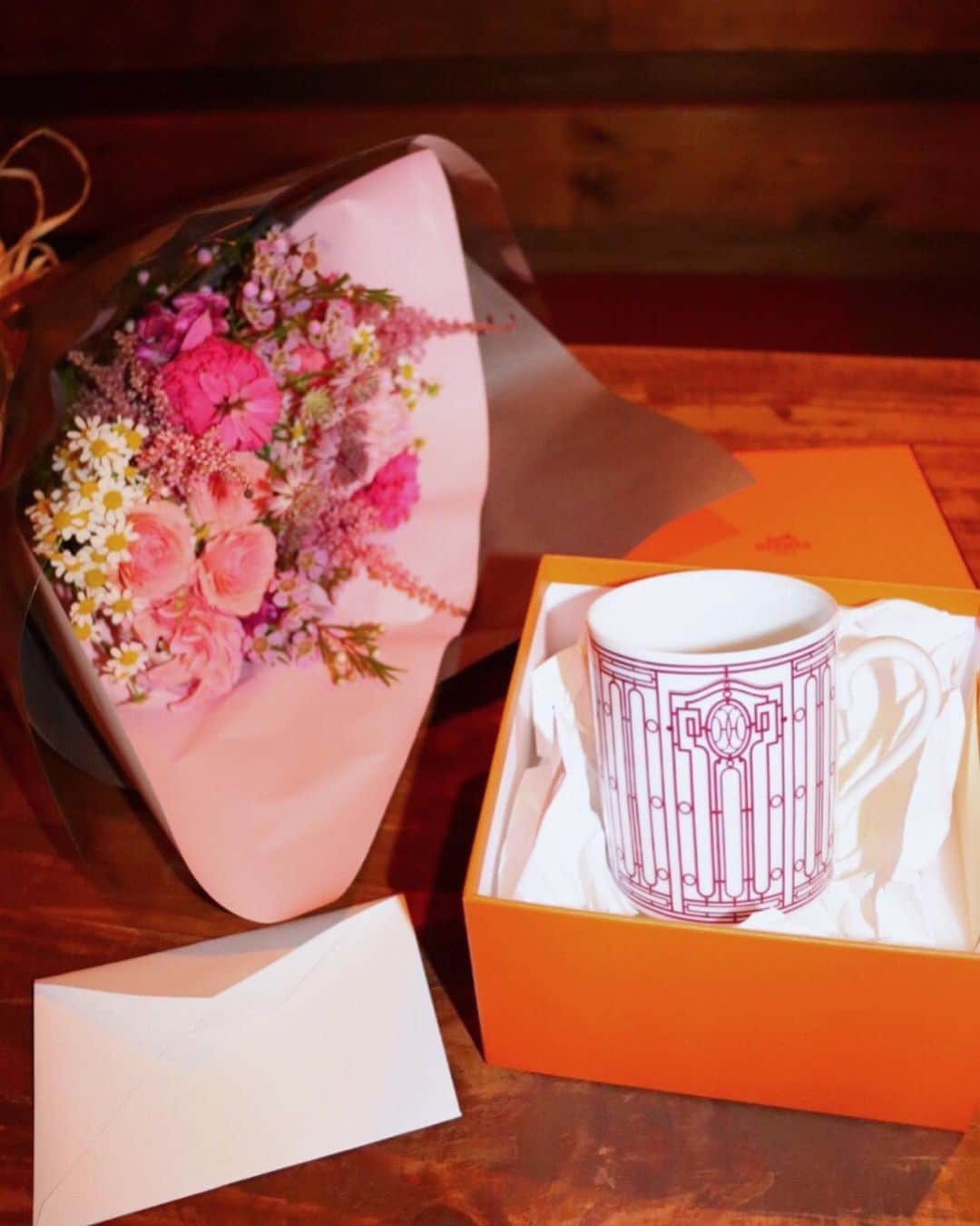 平木愛美さんのインスタグラム写真 - (平木愛美Instagram)「love、、、👼💗 こーちゃんにはいつも本当毎年、しあわせなお誕生日お祝いをしてもらってる（；＿；）ありがとう。涙 . 'まなみんをイメージしてつくってもらったの💐' って素敵すぎるお花と、私食器とか大好きで…憧れな可愛いマグカップ。そして嬉しいお手紙。 ありがとう。幸せだあああ💗 #manaminflowers . 下北沢でこーちゃん気になるメキシコ雑貨のお店に訪れて、可愛過ぎる店内はmexico🇲🇽を思い出しまたまた旅が恋しくなった。笑 彼女はオトナ買い👸🥺また更にかわいくなるお部屋が楽しみ…💞💞 . 最後の写真は、先日、こーちゃんオフィス兼おうちでもんじゃ＆たこ焼き（贅沢なW粉もん💫笑）をしてすごしてたひのshot！ 素顔なふたりで心地よくくつろいだひ。←人様のおうちで🤤笑 前は🎂しか載せてなかったので、二人写真載せてみた💞 . さて、本日は撮影お疲れ様でした。今夜はすこしひさびさに、関東の実家みたいな、大好きなおうちへお泊りいくことに🧸🧡 ご飯つくって待ってくださってるんだって。ただいましてあったかいごはんあるって幸せすぎよね、、、🥺💞🧚‍♂️楽しみ。わくわく。  #mybirthday5730」9月11日 21時08分 - manamihiraki