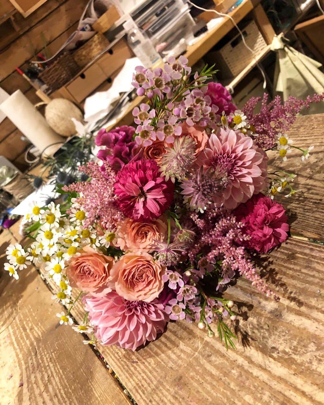 のインスタグラム：「love、、、👼💗 こーちゃんにはいつも本当毎年、しあわせなお誕生日お祝いをしてもらってる（；＿；）ありがとう。涙 . 'まなみんをイメージしてつくってもらったの💐' って素敵すぎるお花と、私食器とか大好きで…憧れな可愛いマグカップ。そして嬉しいお手紙。 ありがとう。幸せだあああ💗 #manaminflowers . 下北沢でこーちゃん気になるメキシコ雑貨のお店に訪れて、可愛過ぎる店内はmexico🇲🇽を思い出しまたまた旅が恋しくなった。笑 彼女はオトナ買い👸🥺また更にかわいくなるお部屋が楽しみ…💞💞 . 最後の写真は、先日、こーちゃんオフィス兼おうちでもんじゃ＆たこ焼き（贅沢なW粉もん💫笑）をしてすごしてたひのshot！ 素顔なふたりで心地よくくつろいだひ。←人様のおうちで🤤笑 前は🎂しか載せてなかったので、二人写真載せてみた💞 . さて、本日は撮影お疲れ様でした。今夜はすこしひさびさに、関東の実家みたいな、大好きなおうちへお泊りいくことに🧸🧡 ご飯つくって待ってくださってるんだって。ただいましてあったかいごはんあるって幸せすぎよね、、、🥺💞🧚‍♂️楽しみ。わくわく。  #mybirthday5730」