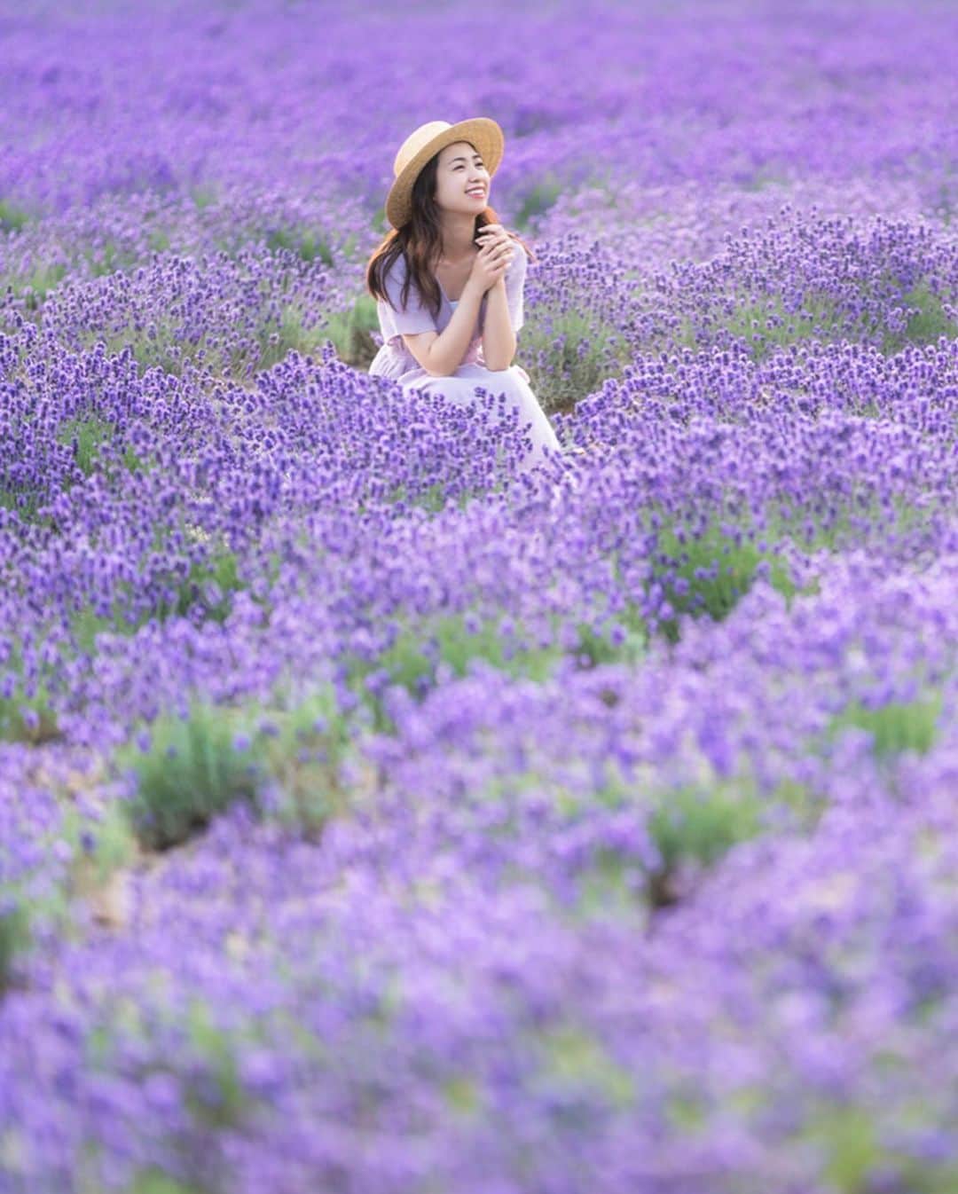 mikicoco00さんのインスタグラム写真 - (mikicoco00Instagram)「* * * ラベンダー＊ 光り輝いている😳💜 * * * 秋は美味しい物を食べに行きたいなぁ😋🍠🍇 * * * * * * * #夏の思い出 #旅の思い出  #ラベンダー#ラベンダー畑 #北海道#富田ファーム  #笑ってる#笑#食欲の秋 #autumn#onepiece#lavender #purple#view」9月11日 21時08分 - mikicoco00