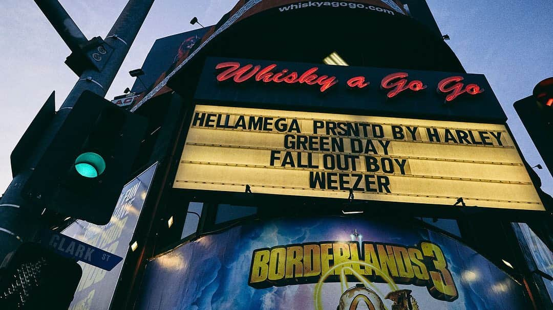 Kerrang!さんのインスタグラム写真 - (Kerrang!Instagram)「Green Day! Fall Out Boy! Weezer! All in one tiny room! Check the full gallery now at the link in our bio. . . . 📸: @jonathan.weiner  #greenday #falloutboy #weezer #hellamegatour #billiejoearmstrong #petewentz」9月11日 21時10分 - kerrangmagazine_