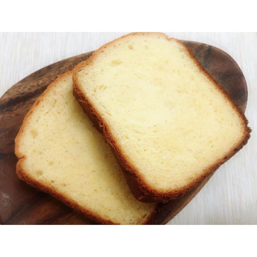 森脇亜紗紀さんのインスタグラム写真 - (森脇亜紗紀Instagram)「#asakitchen 🍳 最近ひさびさにパン作りしたら 焼きたてのふわふわに 見事にハマってしまって🍞 1週間に2回焼きました🤤笑 バターの香りのデニッシュ風食パン❤️ ・ チーズタルトは小学生くらい？の頃から 家族が好きでいつも作ってたレシピ📝 少し前に久々に実家で作ったら 相変わらずとっても喜んでくれた❤️ いろんなパン作りたいな〜☺️ #asakitchen#お家ごはん #料理#cooking#趣味 #ご飯の写真まだまだ溜まってる笑」9月11日 21時14分 - asaki516