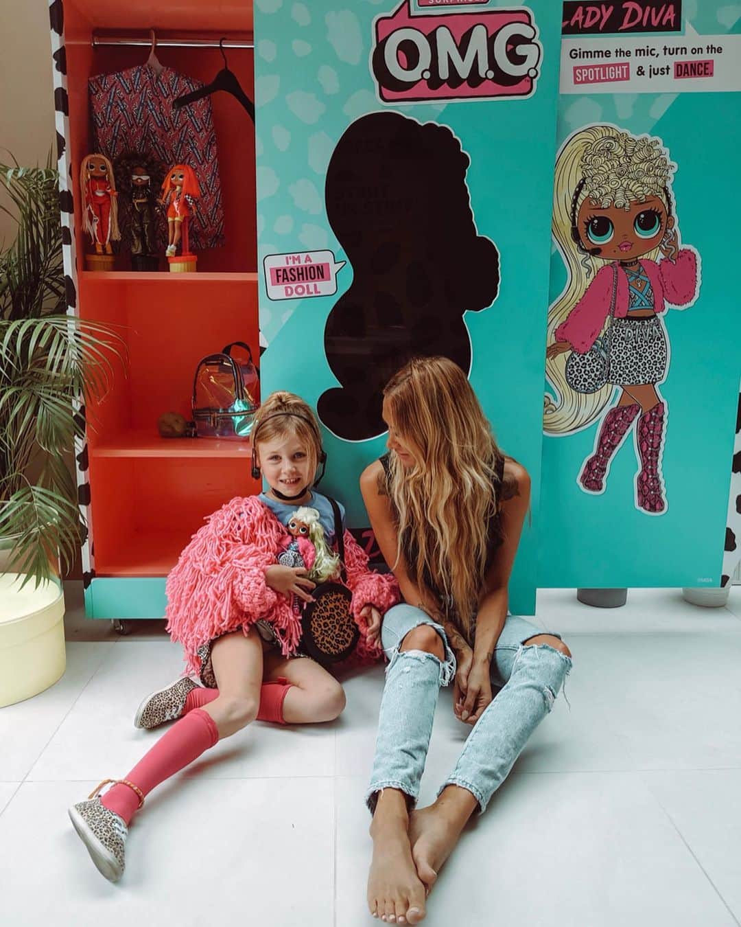 ルー・ティーズデールのインスタグラム：「Happy Birthday Princess Baby Lux 😍.... of course you wanted to dress up as a life size @lolsurprise.uk OMG Doll 💞 ———————————— #sp #collectlol #collectomg #LOLxCB」