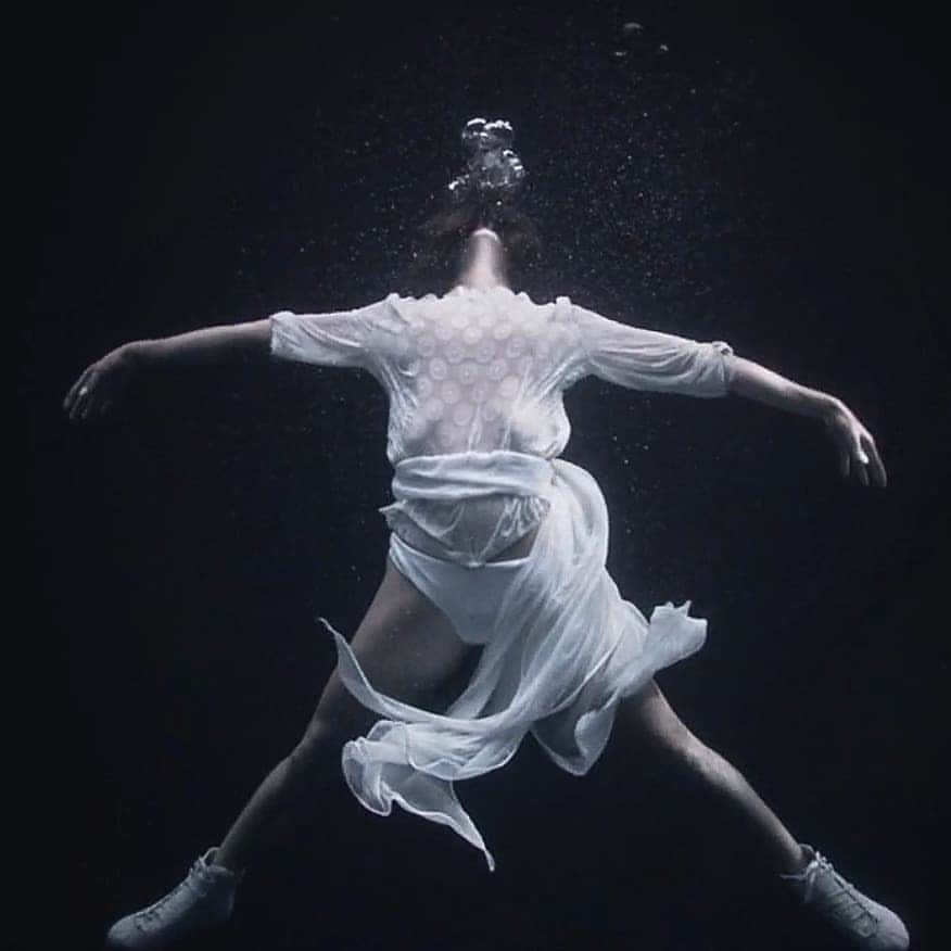 ソニア・ラフエンテさんのインスタグラム写真 - (ソニア・ラフエンテInstagram)「Just #breathe 🖤 . . .  #underwater #keepdancing #art #respira #bajoelagua」9月11日 21時15分 - sonia_lafuente