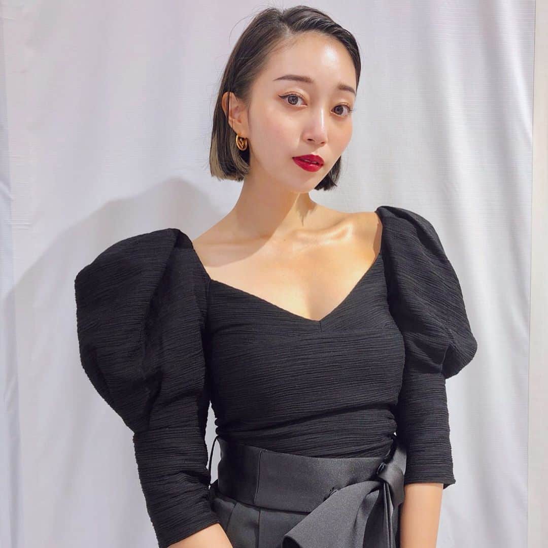 のインスタグラム：「京都高島屋にnew open⚡️ @celvoke.jp で気になってたコスメをお買い物♥️ ✔️カムフィープレストパウダー02番 ✔️コンセントレートオイル ✔️ディグ二ファイドLIP11番 オイルは久しぶりのリピート♥️ お店の人に買ったものでメイクしてもらったよ♥️ #celvoke#lip #セルヴォーク #コスメ#メイク #cosmetic #本日黒雪姫と言われました笑」