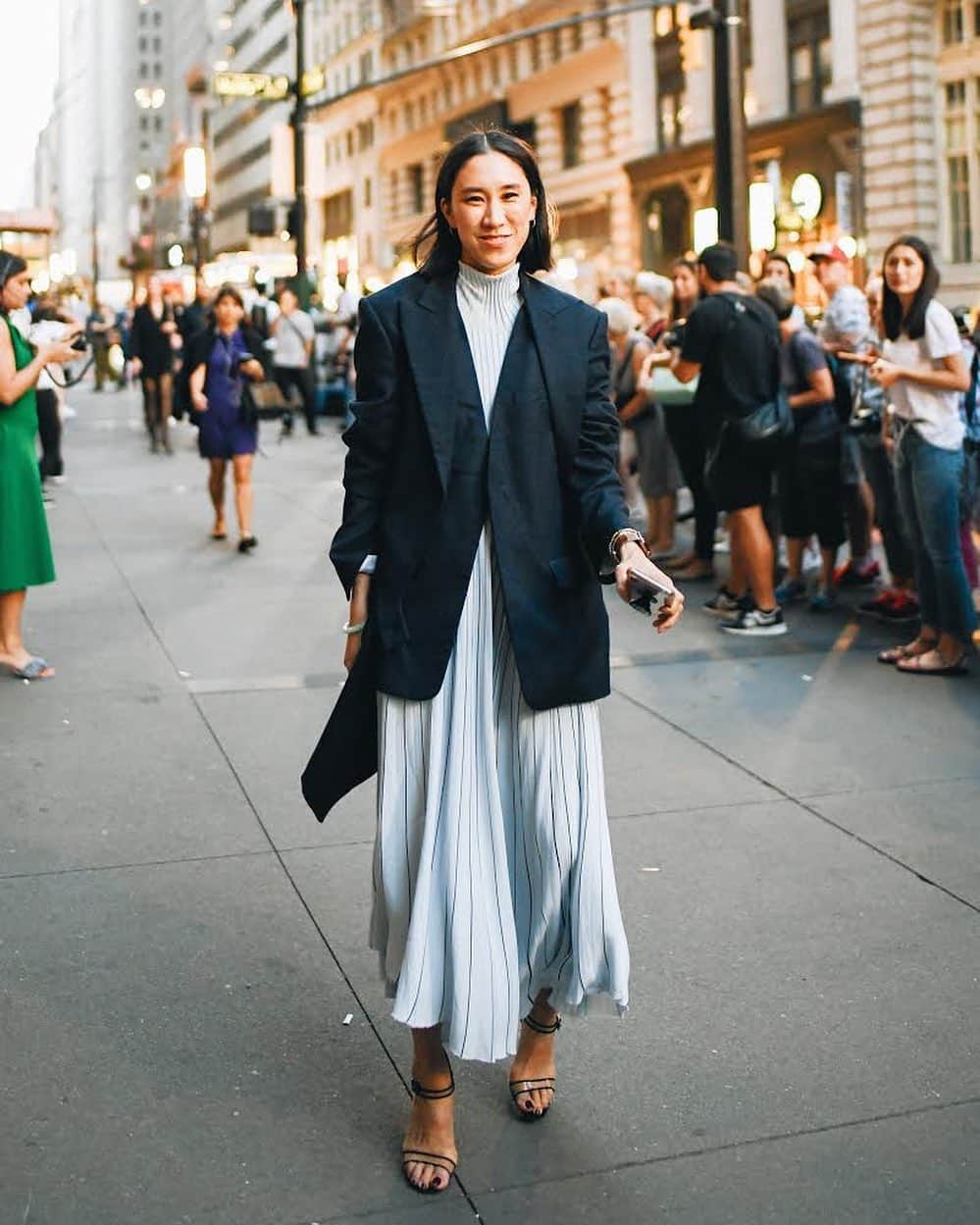 エヴァ・チェンさんのインスタグラム写真 - (エヴァ・チェンInstagram)「The face of a woman who walked six NYC blocks in heels... truly not sure how @sarahjessicaparker ran around the city in heels in SATC!! And Darren Star told me she never took them off IRL!! 📸 @martsromero」9月11日 21時19分 - evachen212