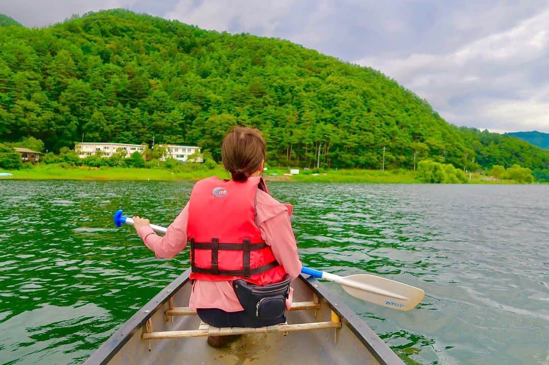 岡田栞奈のインスタグラム：「2日目の朝は早起きして カヌー🛶🗻✨ ・ ・ 人生初だったんだけど 力無くて壊滅的に全く漕げず、 ずっと足を引っ張ってただけ😹笑 快晴だったら目の前富士山バーンッッって 感じだったんですが 曇りだったので森と さもか漕げそうな私の写真貼りますね(笑) #カヌー #富士山 #星のや富士 #グランピング  #アクティビティ #河口湖」