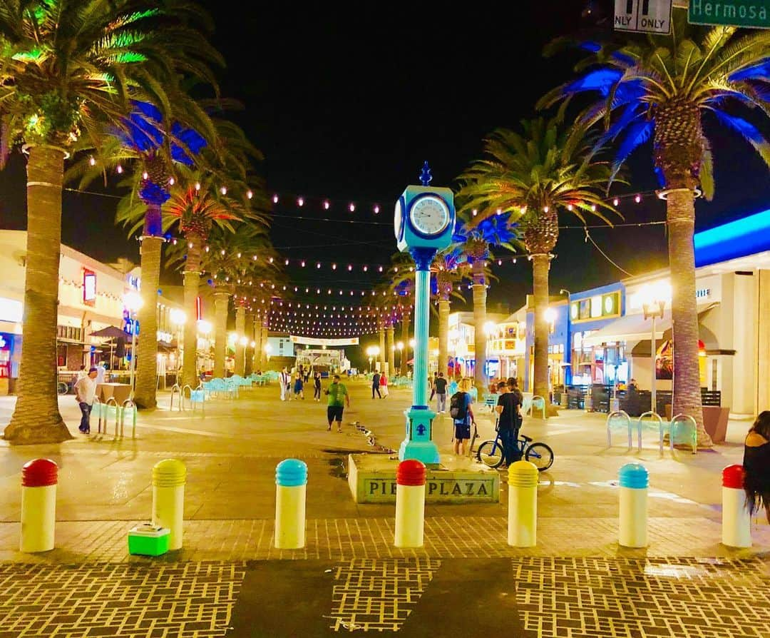 マイケル富岡さんのインスタグラム写真 - (マイケル富岡Instagram)「LAビーチクルージング…Hermosa Beachのキラキラ カラフルな夜…LAには様々な特色のビーチがありますが 夜に入ってからのここの活気 熱気はピカイチ♪ムンムン過ぎます…#hermosabeach #hermosabeachpier #マイケル富岡 #タレント #俳優 #ハーフ #actor #actorslife #shooting #location #la #lalife #lastyle #ロス #撮影 #love #usa #beach #resort #california #surfer #beachcruiser #generalamericanhome #海 #ビーチ #リゾート」9月11日 21時31分 - michaeltomioka