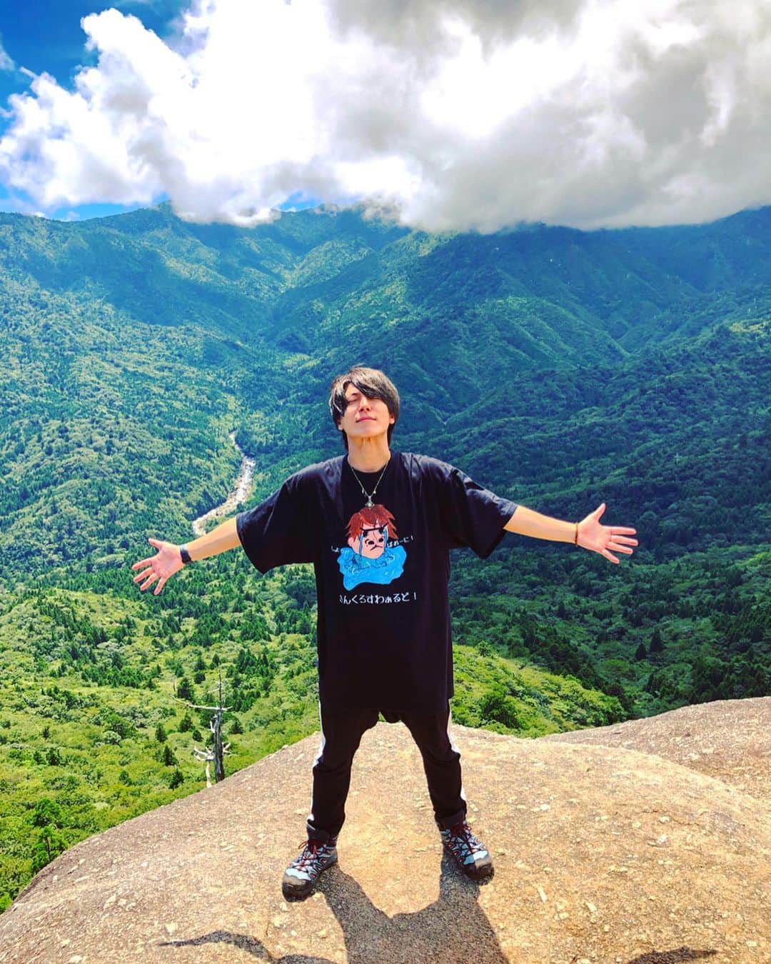 引地敬澄のインスタグラム：「⛰ひきすな屋久島の旅-其の③-🏞 . 3日目は白谷雲水峡に行って最終目標である、、、【 #太鼓岩 🏔】に登頂してきました🐕🍀！！ . もののけ姫のアシタカが見た景色らしく、小さい頃の記憶なのでその描写は微塵も覚えてはいないのですが、なんかちょっぴりアシタカになれた気がしました☺️🍀！！ . にしても、、、 . . 絶賛素敵な景色過ぎました🐕🍀！！！ . . . アシタカずるいなぁ☺️🏔 . . . ps.この素敵な景色をバックにどうしてもこの【パオズミTシャツ】で写りたかったので、念願、果たせました🤘😼🍀！w . . . ps.ps..太鼓岩からの景色は日によっては雲がかかり過ぎて全く見えない日もあるみたいで、この日はかなりラッキーだったみたいです🐕！！やったね！ 本当は着いたばっかりの時はもう少し雲少なかったんですが、、、ひきすなでわちゃわちゃしてたら、、、雲増えてました😇（笑） . . . #太鼓岩  #屋久島 #縄文杉 #白谷雲水峡 #苔むすの森 #もののけ姫 #ジブリ  #トレッキング #登山 #世界自然遺産 #大自然 #鹿児島  #引地敬澄 #砂川勇斗 #ひきすな #中学からの同級生 #男旅 #3150  #KinCrossWorld #SMILOOP #HAPEACE #引地髪服  #fashion #instagood #followme #amazing #photooftheday」