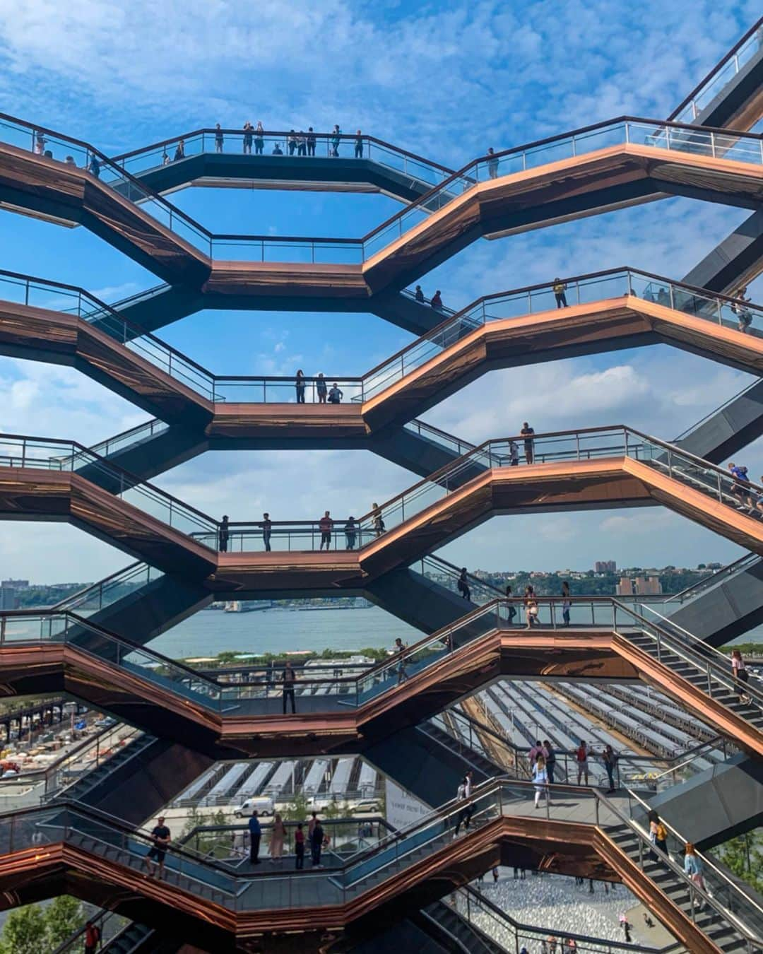 Elva Niさんのインスタグラム写真 - (Elva NiInstagram)「You can see different thing from every angle 📸 Honeycomb 🍯 giant pine cone 🐿 #travelwithelva  #hudsonyards  #newyork」9月11日 21時33分 - misselvani