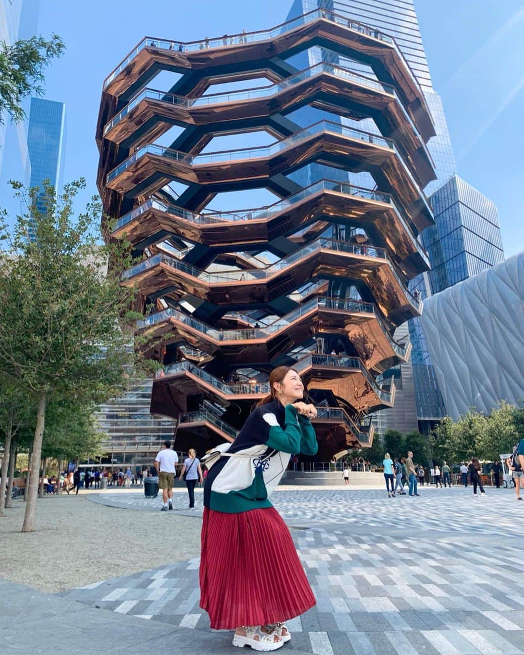 Elva Niさんのインスタグラム写真 - (Elva NiInstagram)「You can see different thing from every angle 📸 Honeycomb 🍯 giant pine cone 🐿 #travelwithelva  #hudsonyards  #newyork」9月11日 21時33分 - misselvani