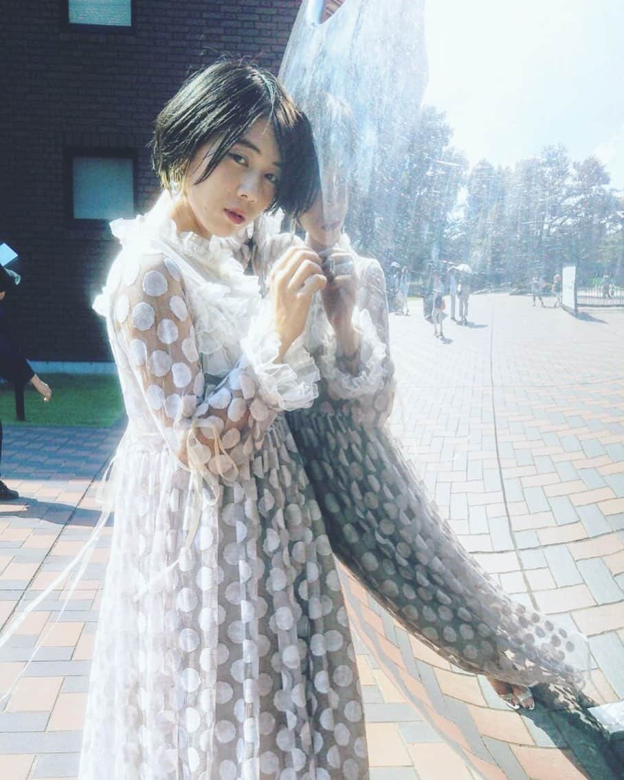 木村仁美のインスタグラム：「光に溶けて 煌めいて… . . . @a.l.i.g.h.t さんの撮影にて💐 . . とても素敵な時間でした。 お楽しみに…🦋 . . . . . . . . . . #alight #model #撮影 #回る #ダンス #舞う #ワンピース #ドレス #踊る #ショートヘア」