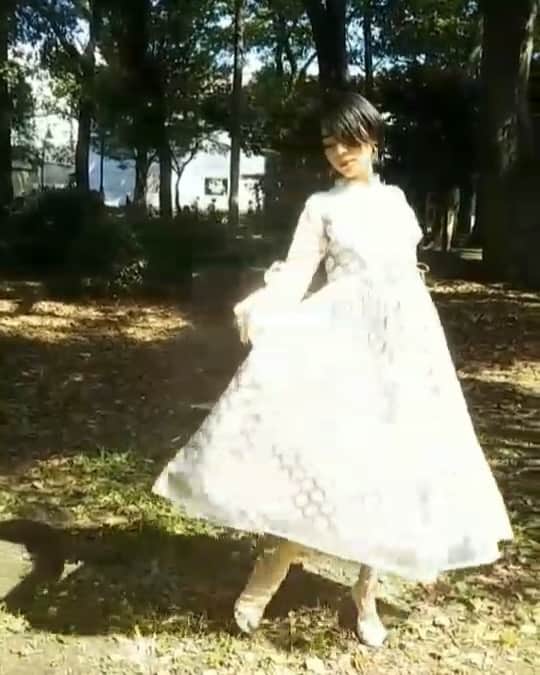 木村仁美のインスタグラム：「光に溶けて 煌めいて… . . . @a.l.i.g.h.t さんの撮影にて💐 . . 自由に踊ったり走ったりしながら、、 とても素敵な時間でした。 お楽しみに…🦋 . . . . . . . . . . #alight #model #撮影 #回る #ダンス #舞う #ワンピース #ドレス #踊る #ちゃみムービー」