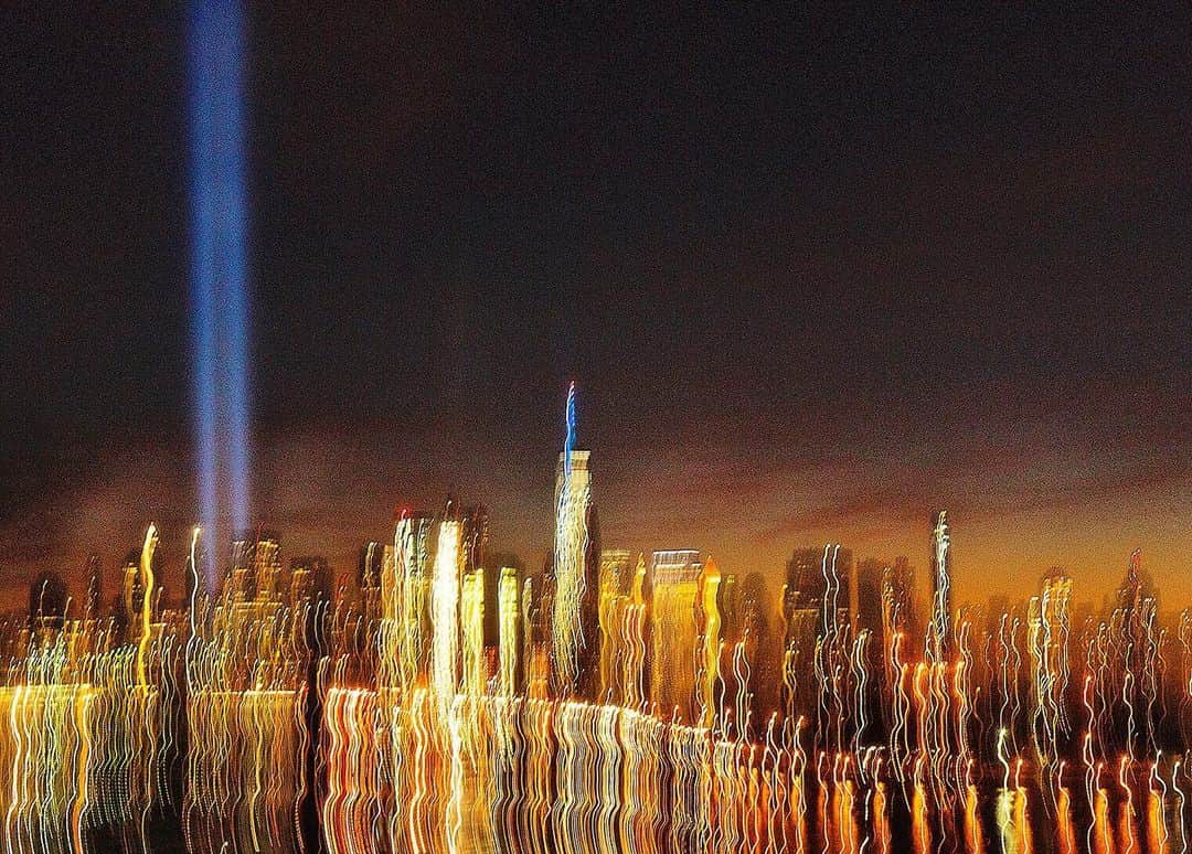 Robert Clarkさんのインスタグラム写真 - (Robert ClarkInstagram)「The blue lights of the World Trade Center Memorial lite up the night sky. It is hard to believe that is has been 18 years since that day. #911 #neverforget #neverforget911」9月11日 21時43分 - robertclarkphoto