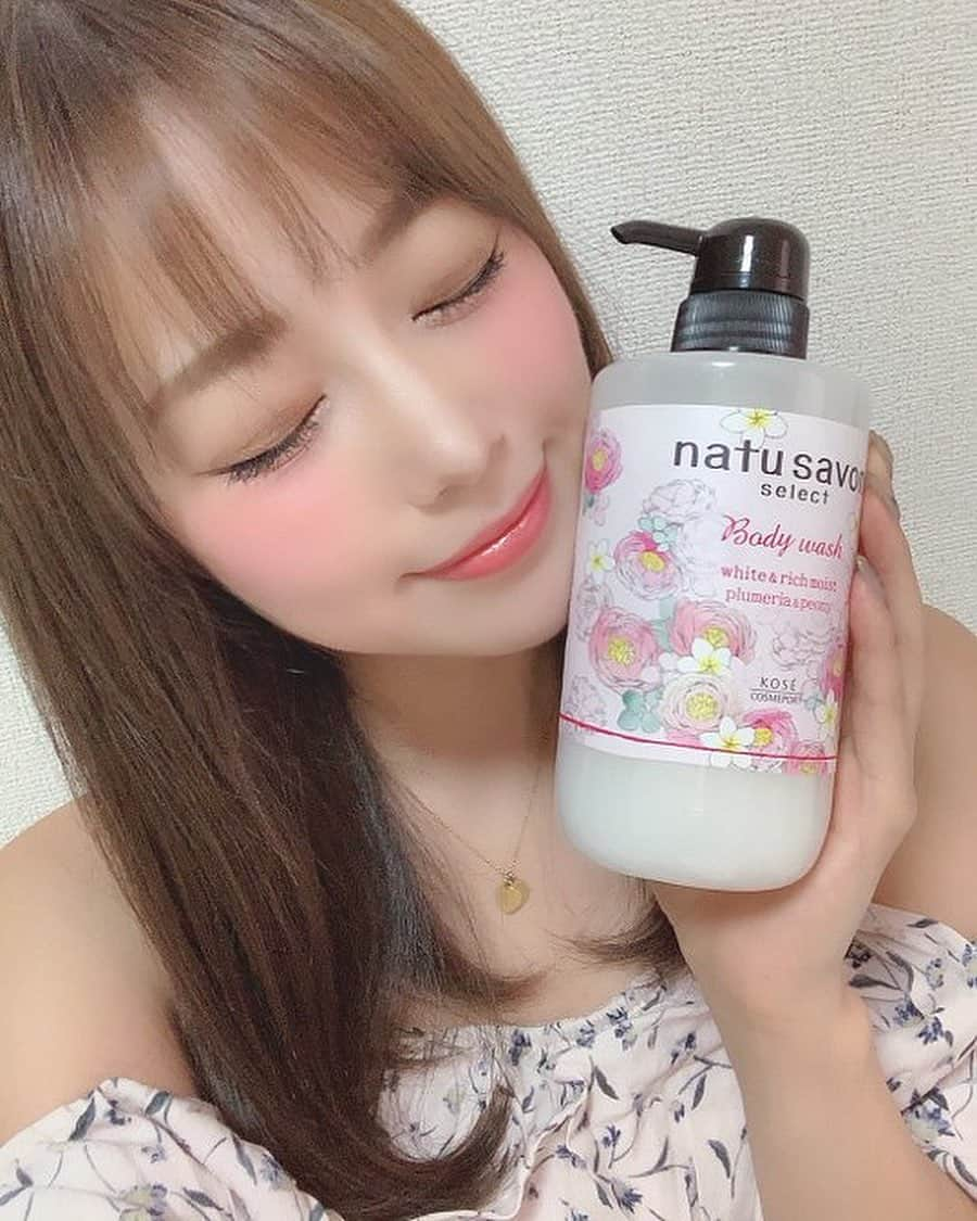 鈴木 あやさんのインスタグラム写真 - (鈴木 あやInstagram)「. うちのお風呂🛁に新しくナチュサボンの ボディソープが仲間入りしたよ🧴💕 . プルメリア&ピオニーの香り🌺 . スギ薬局限定で販売してるナチュサボンセレクト☝🏻✨ . 濃厚泡が気持ちいい🥺♥️ そして、香りもとっても 女子受け良しな商品だったよん👍🏻✨ . #ボディソープ #bodysoap #ナチュサボン #ナチュセボンセレクト #natusavonselect #KOSECOSMEPORT #コーセーコスメポート #スギ薬局 #匂いフェチ #プルメリア #ピオニー #PR #instalove」9月11日 21時43分 - ayachu69