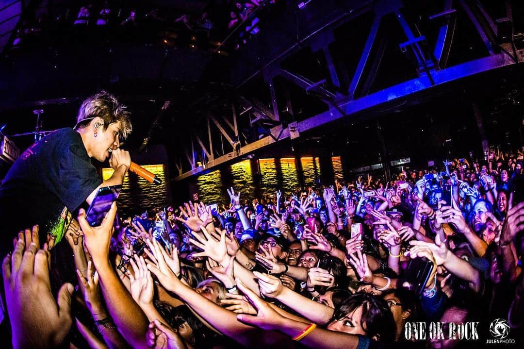 Julen Esteban-Pretelのインスタグラム：「@10969taka singing right on the crowd in Guadalajara during the Mexico leg of @oneokrockofficial’s “Eye of the Storm“ World Tour.  #oneokrock #julenphoto #TOURDREAMS  Shot with @nikonjp: Nikon D7100, Nikkor DX 10.5mm f/2.8, ISO3200, 10.5mm 1/250s at f/2.8, Flash fired #nikon #nikonjp #clubnikonjapan」