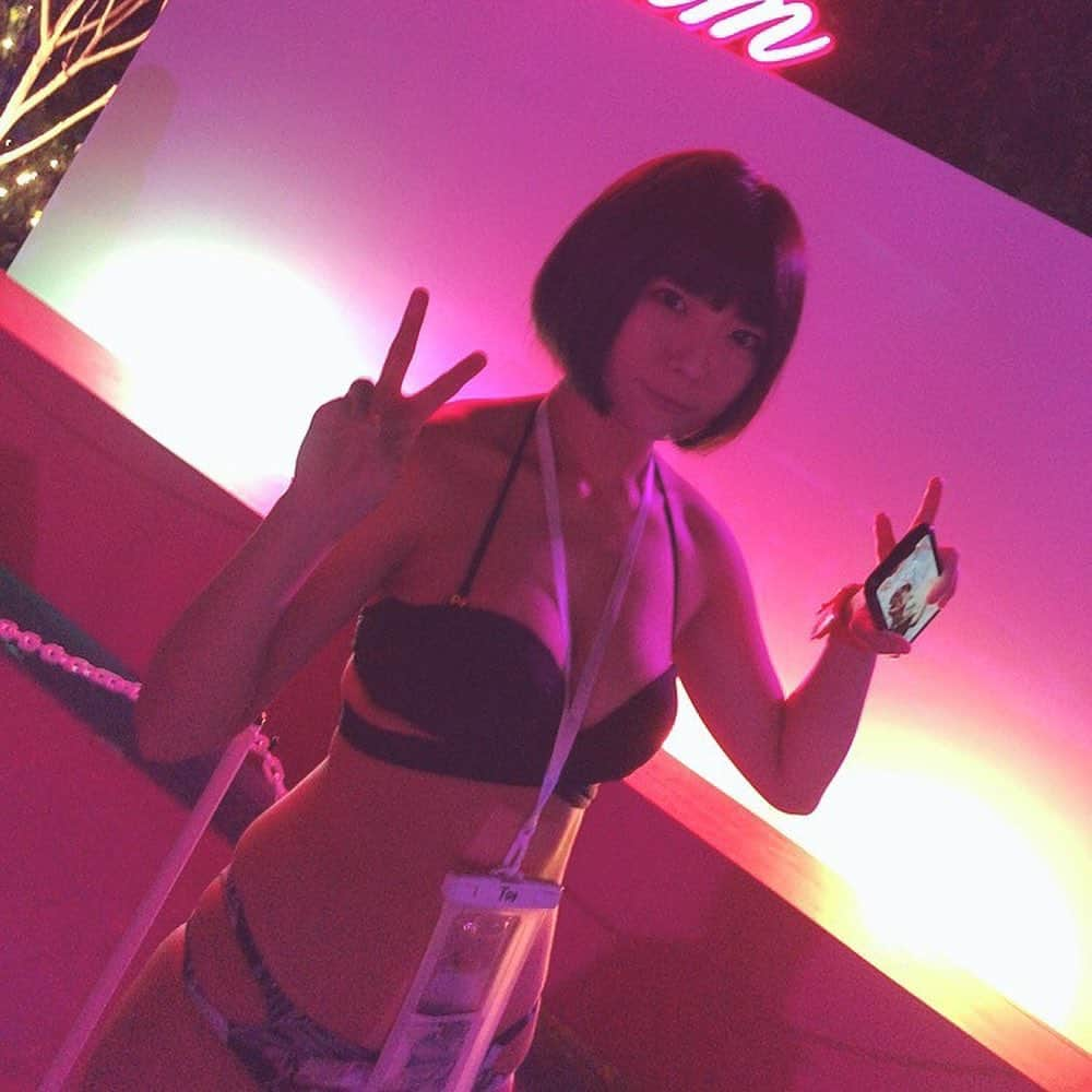 乃木蛍さんのインスタグラム写真 - (乃木蛍Instagram)「2019.09.09 なずな先生(@nazuna_nonohara )とナイトプールにいきました🏊💕 . . . 入口に向かってると重低音のBGMが聴こえて多分この先なんだろうけど、 この先に行くのが怖い😢と 身構えてしまいました。 入ってみると女の子だけのプール！ ただみんな自撮りをしてて少し異様な光景でした🙄 私は怖いのでTwitterしてお話をしてたよ . . なんだかんだ楽しかった！ 一緒に行ってくれてありがとう！ . . . . . #エスワン #S1 #AV女優 #sexyactor #乃木蛍 #乃木螢 #ナイトプール #bikinigirls #ビキニ #水着 #黒髪ボブ #cute #粉我 #follow #Japanesegirl #me #Japanese #CanCanナイトプール #東京プリンスホテルガーデンプール #プール #セクシーアイドル  #人生初のナイトプール #意外と楽しかった #陰キャには難しい」9月11日 21時44分 - hotarunogi