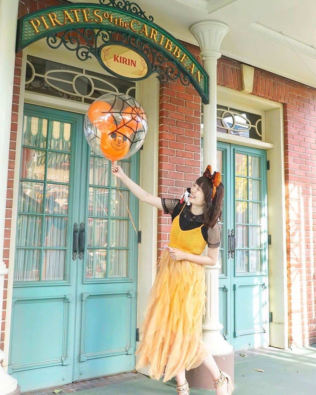 のインスタグラム：「🎈🎈﻿ ﻿ ハロウィンコーデでディズニーランド行ったら﻿ ちょうどハロウィンバージョンの﻿ ミッキー風船が発売日だった💕😍﻿ ﻿ ただ、風が強くて風船くるくるしちゃって﻿ 写真撮るのが大変…！💦﻿ ﻿ あまりに風強すぎて爆笑してる写真❤️🤣（笑）﻿ ﻿ ﻿ #東京ディズニーランド#ミッキー風船#ハロウィンコーデ#ディズニーコーデ#ディズニーハロウィン#ミッキーバルーン#Tokyodisneyresort#disneyland#disneyhalloween #disneypic」