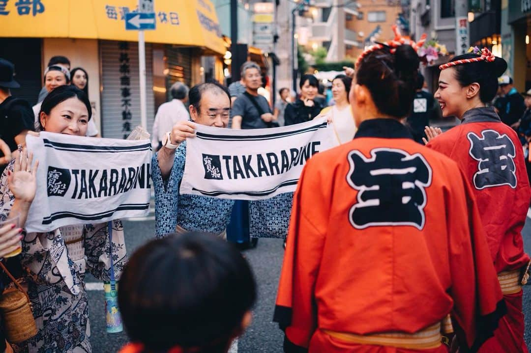 千倉里菜さんのインスタグラム写真 - (千倉里菜Instagram)「TAKARABUNEタオルを🥺🙏✨ . . . _ #阿波踊り #阿波おどり #下北沢 #商店街 #shimokitazawa #祭り#祭 #夏祭り #阿波 #徳島 #寶船 #good #tokushima #takarabune #awaodori #awadance #festival #dance #dancer #dancethenightaway #japan #japaneseculture #japanesestyle #entertainment #matsuri #japanesedance #日本文化 #日本芸能」9月11日 21時51分 - rina_amatsuma