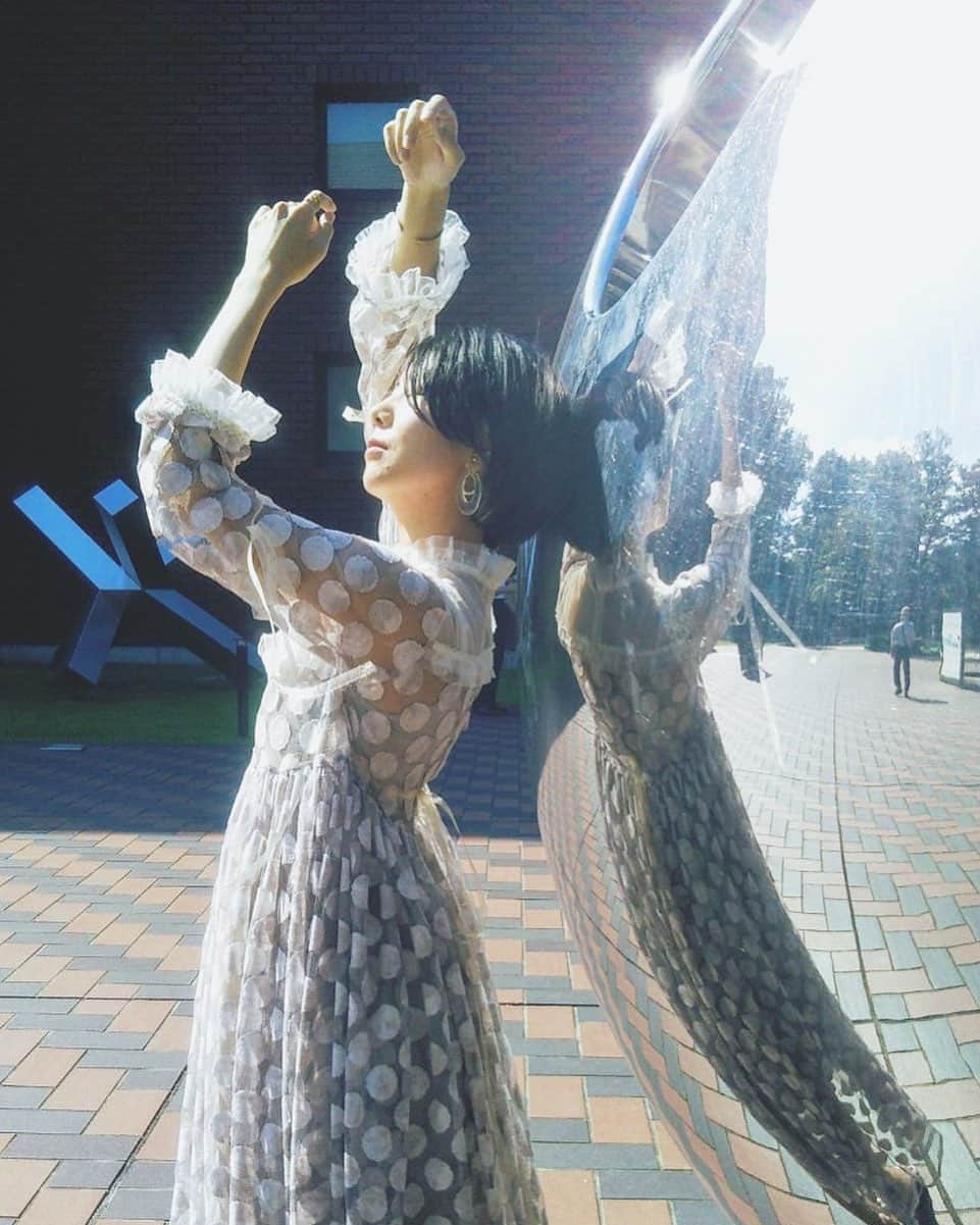 木村仁美のインスタグラム：「光集めのような時間でした。 . . . @a.l.i.g.h.t さんの撮影にて💐 . . とても素敵な時間でした。 フィルムデータお楽しみに…🦋 . . . . . . . . . . . #alight #model #撮影 #回る #ダンス #舞う #ワンピース #ドレス #踊る」