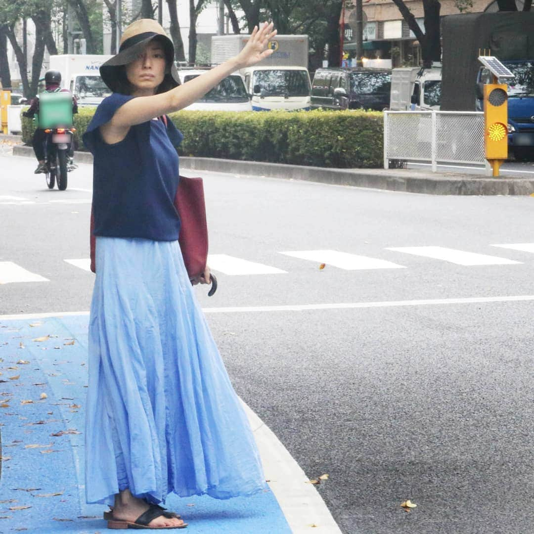 女性自身 (光文社)さんのインスタグラム写真 - (女性自身 (光文社)Instagram)「【木村多江 笑えなくなった過去…あな番怪演培った脳疲労の苦悩】 9月初旬の昼下がり、そんな木村を本誌は都内で目撃した。この日はオフのようで、大通りをゆったりと歩く木村。すっぴんに大きな帽子をかぶり、青のトップスに水色のスカートという爽やかな服装。ドラマの役柄とはまったく違う明るい表情で日傘を手に、タクシーを止めて去っていった。 05年に会社員の男性と結婚し、08年に女児を出産。これまで、公私ともに順風満帆に見える木村。だが、実は彼女は最近の女性誌で3年前にあった“異変”を告白していた――。 《疲れすぎていたのはわかっていたけれど、笑えなくなって人と目を合わせられないほどに。これは致命的だと思いました》（『家庭画報』19年7月号） ドラマと映画の撮影が重なる過密スケジュールに追われ、心身の不調に見舞われたというのだ。 ※詳細はプロフィールのリンクからWEB女性自身へ スクープダイジェストをストーリーで公開中！  #木村多江 #脳疲労 #更年期 #自律神経 #苦悩 #女優魂 #怪演 #あなたの番です #あな番 #日テレ #日本テレビ #女性自身 #いいね #フォロー」9月11日 21時53分 - joseijisin