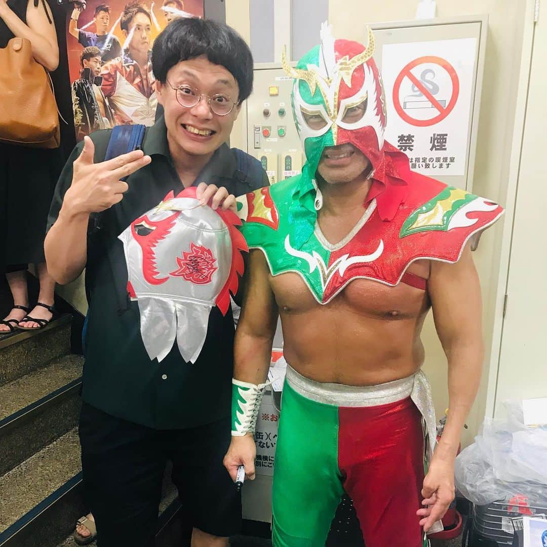 宮戸洋行さんのインスタグラム写真 - (宮戸洋行Instagram)「#DRAGONGATE 後楽園大会行ってきました！ドリーム挑戦者決定バトルロイヤル、横須賀ススム対マリアちゃんのブレイブ、写真もいっぱい撮ったんですが…ウルティモドラゴンと写真撮ってもらいました！！！これはやばい！僕がプロレスにハマるきっかけの一番好きな選手！興奮がもう！サイン入りマスクは家宝にします！」9月11日 21時55分 - hiroyuki_gag