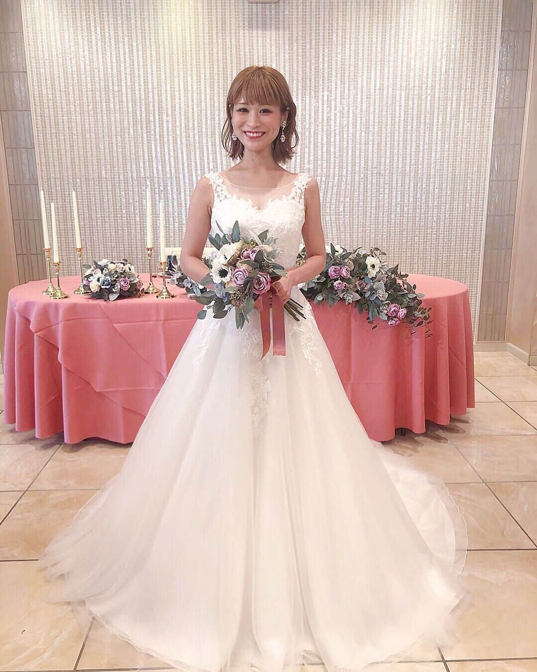 都築青空さんのインスタグラム写真 都築青空instagram ウェディングドレス正面から Anniversaire Omotesando ヘアスタイルも作ってもらいました ボブのダウンスタイルも可愛いな 大人っぽいピンクとグリーンのブーケも とっても可愛い