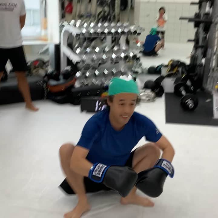 岸本加世子のインスタグラム：「バービーを要求されるとジョイトイをするやつい。爆笑🤣＃bravegym#やついいちろう ＃川中孝浩」