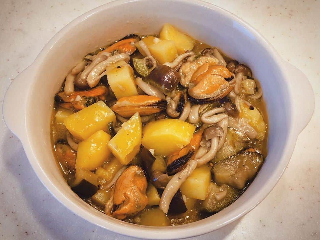 のインスタグラム：「前から作ってみたかったアヒージョを作ってみた🥘 すごい簡単だし美味しいし最高です😊 具沢山にしてみた♪ 今回は、ムール貝、いも、しめじ、ナスを入れてみた。今度は具を変えて作ってみよ♪ いつも思うけど、貝の旨味ってにんにくとの相性抜群だよね💕 余ったら、パスタソースにしちゃお♪これクセになるわ〜(笑)むひん💖 . 今週末(9/15日)は女満別 『メルヘンの丘 道の駅まつり』で歌います！選曲も決めました！どんな出逢いがあるか楽しみです😊 . #アヒージョ #具沢山アヒージョ」