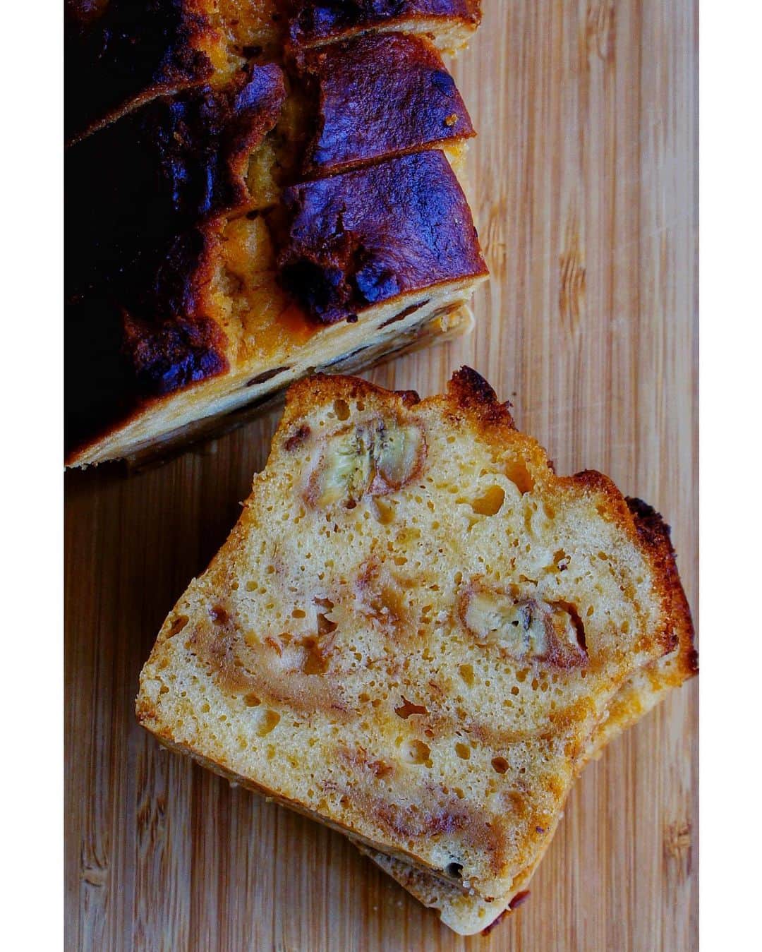 Ryoko Yunokiのインスタグラム：「+ + + Banana caramel pound cake🍌😋 . . I caramelized banana on a frying pan first and put it inside the pound cake. + + + #bananacaramel #poundcake #mybakingroutine #バナナキャラメルパウンドケーキ」