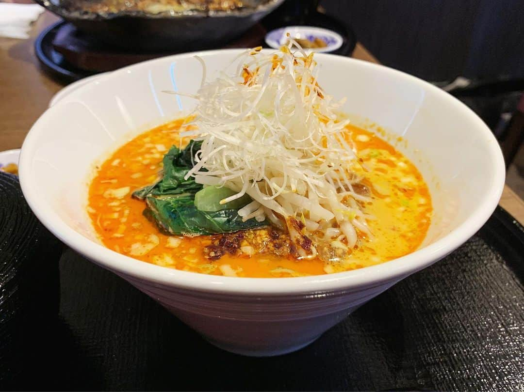 SUSURUさんのインスタグラム写真 - (SUSURUInstagram)「新大阪の行列中華料理店！ 麻婆豆腐が最も有名なメニューですが、ススルなので担々麺をすすりました。 ハードルを軽く超えてくる美味しさにビックリ。サラリとした口当たりなのに旨味が濃厚で美味しいスープ！ 中華料理店なのでセットでサラダとご飯もついてくるのですが、このご飯がめちゃウマ。久しぶりにこんなに美味しい白米を食べました😍 ちなみにチャーハンは食べ放題らしいのですが、残念ながら訪問時には売り切れとなっていました😭 #susuru_tv #1361日目 #中国料理ファンファン #新大阪 #大阪 #胡麻香る四川担々麺 #うまい  #ラーメン #らーめん #ramen #ラーメン部 #ramennoodles #毎日ラーメン生活 #麺スタグラム #japaneseramen #japanramen #foodstagram #foodie #noodles #instanoodle #instaramen #instafood #担々麺 #tantanmen #大阪ラーメン #osaka」9月11日 22時12分 - susuru_tv