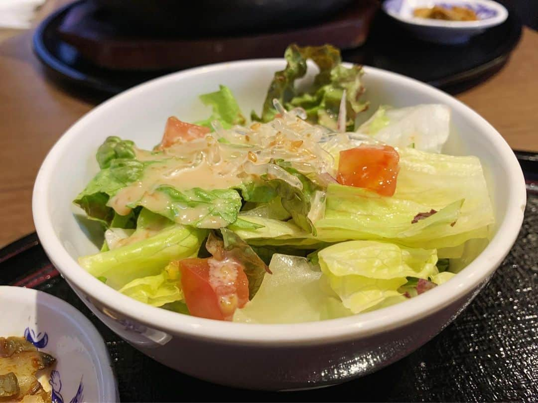 SUSURUさんのインスタグラム写真 - (SUSURUInstagram)「新大阪の行列中華料理店！ 麻婆豆腐が最も有名なメニューですが、ススルなので担々麺をすすりました。 ハードルを軽く超えてくる美味しさにビックリ。サラリとした口当たりなのに旨味が濃厚で美味しいスープ！ 中華料理店なのでセットでサラダとご飯もついてくるのですが、このご飯がめちゃウマ。久しぶりにこんなに美味しい白米を食べました😍 ちなみにチャーハンは食べ放題らしいのですが、残念ながら訪問時には売り切れとなっていました😭 #susuru_tv #1361日目 #中国料理ファンファン #新大阪 #大阪 #胡麻香る四川担々麺 #うまい  #ラーメン #らーめん #ramen #ラーメン部 #ramennoodles #毎日ラーメン生活 #麺スタグラム #japaneseramen #japanramen #foodstagram #foodie #noodles #instanoodle #instaramen #instafood #担々麺 #tantanmen #大阪ラーメン #osaka」9月11日 22時12分 - susuru_tv