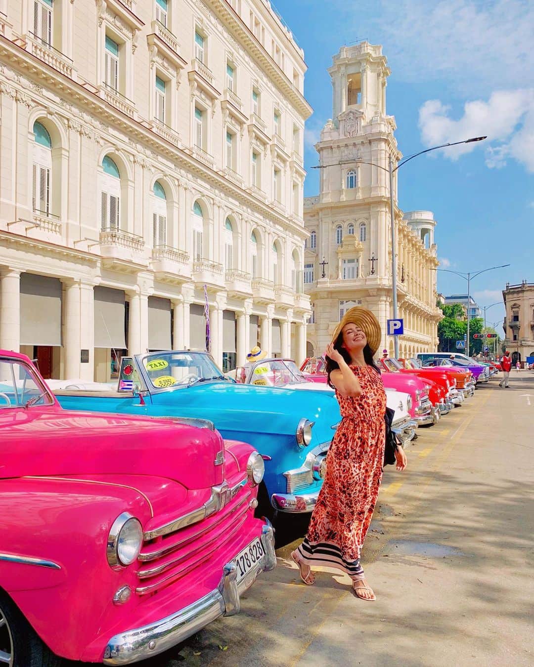 冨田七々海のインスタグラム：「Central Park in Havana☀️ I had an amazing time in the beautiful Cuba for vacation! ・ How cute are these colorful vintage cars gathered at Central Park🚘🚖☀️ ・ 夏休みでキューバに行ってきました🇨🇺 セントラルパークに集まるカラフルなアメ車が可愛すぎる❣️ ・ ・ @nanamitomita ・ #Cuba #Habana ・ ・ #classiccar #vintagecar #travel #traveling #resort #carribbean #model #キューバ #ハバナ #海外旅行 #旅 #リゾート #カリビアン #モデル #ミスコン #アメ車 #クラシックカー #ヴィンテージカー #夏 #女子旅 #夏休み #旅行」