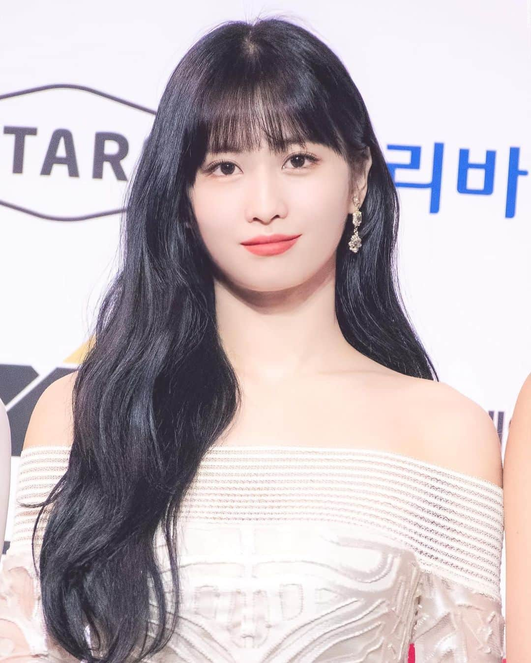 モモさんのインスタグラム写真 - (モモInstagram)「♡ [Fantaken] 190822 - 2019 Soribada Best K-Music Awards Blue Carpet -  #MOMO #트와이스 #모모 #平井もも #もも #TWICE © moingxtwice」9月11日 22時39分 - momojype