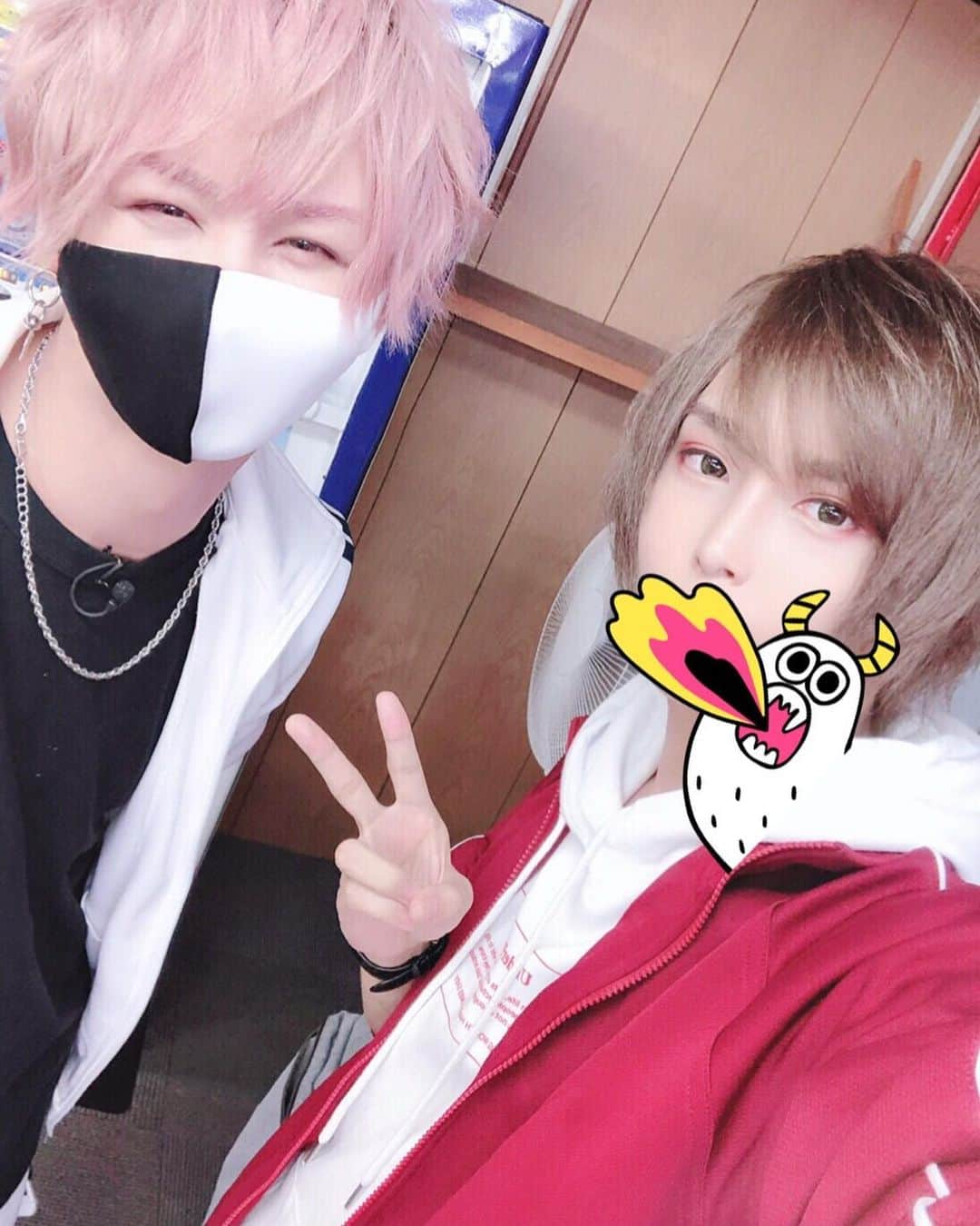 luzのインスタグラム：「ひきまる2ndの撮影でした  今日の撮影はドキドキハラハラだった… 色々やらかしました 詳しくは完成版にて  l'wisの朝長さんに髪色ホワイトピンクにして貰った  #luz #天月 #ひきまる」
